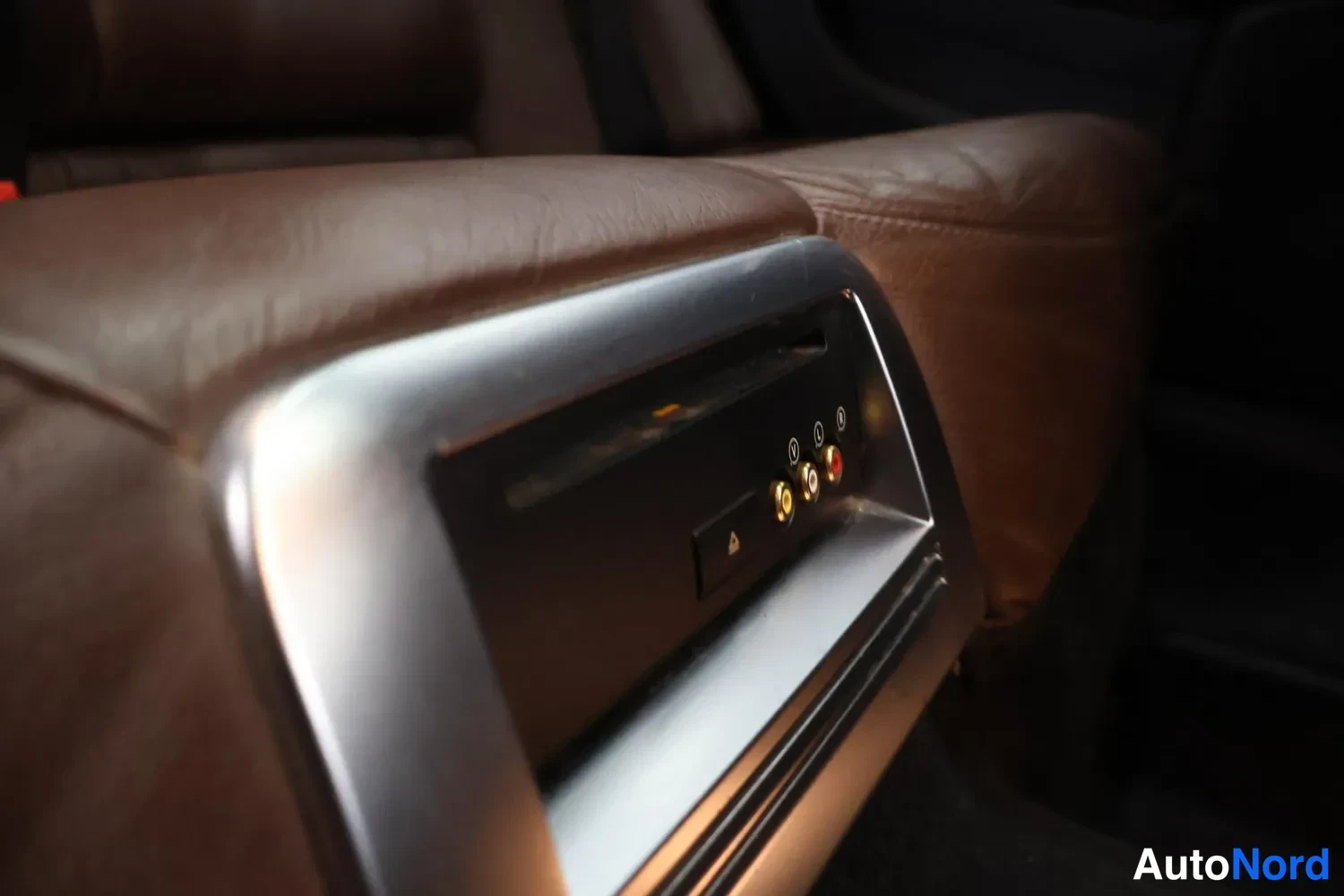 Musta Mercedes-Benz E 350 CDI 4MATIC 2011, yksityiskohta, kuva 37