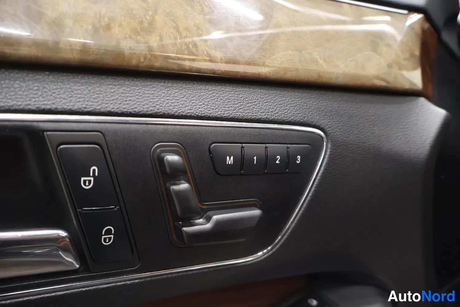 Musta Mercedes-Benz E 350 CDI 4MATIC 2011, yksityiskohta, kuva 15