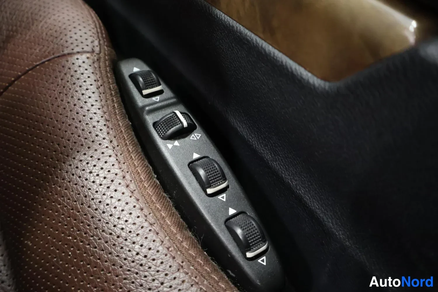 Musta Mercedes-Benz E 350 CDI 4MATIC 2011, yksityiskohta, kuva 16