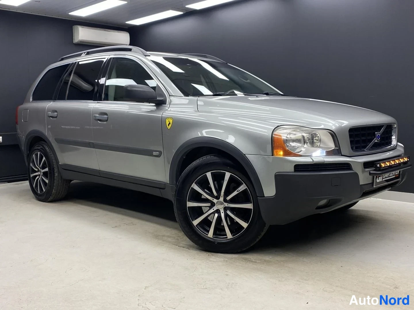 Harmaa Volvo XC90 2004, etuviisto, keula oikealle, kuva 2