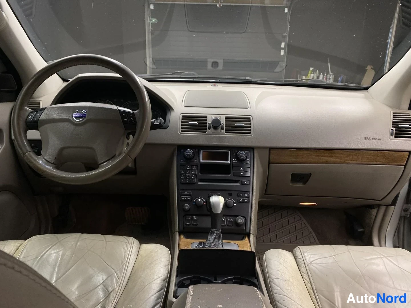 Harmaa Volvo XC90 2004, ohjaamo, kuva 8