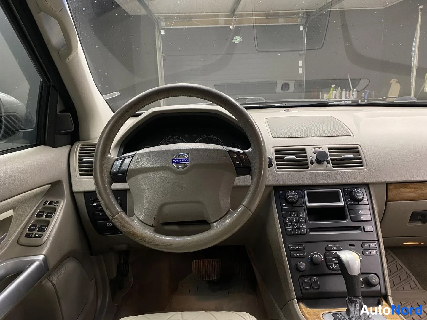 Harmaa Volvo XC90 2004, ohjaamo, kuva 9