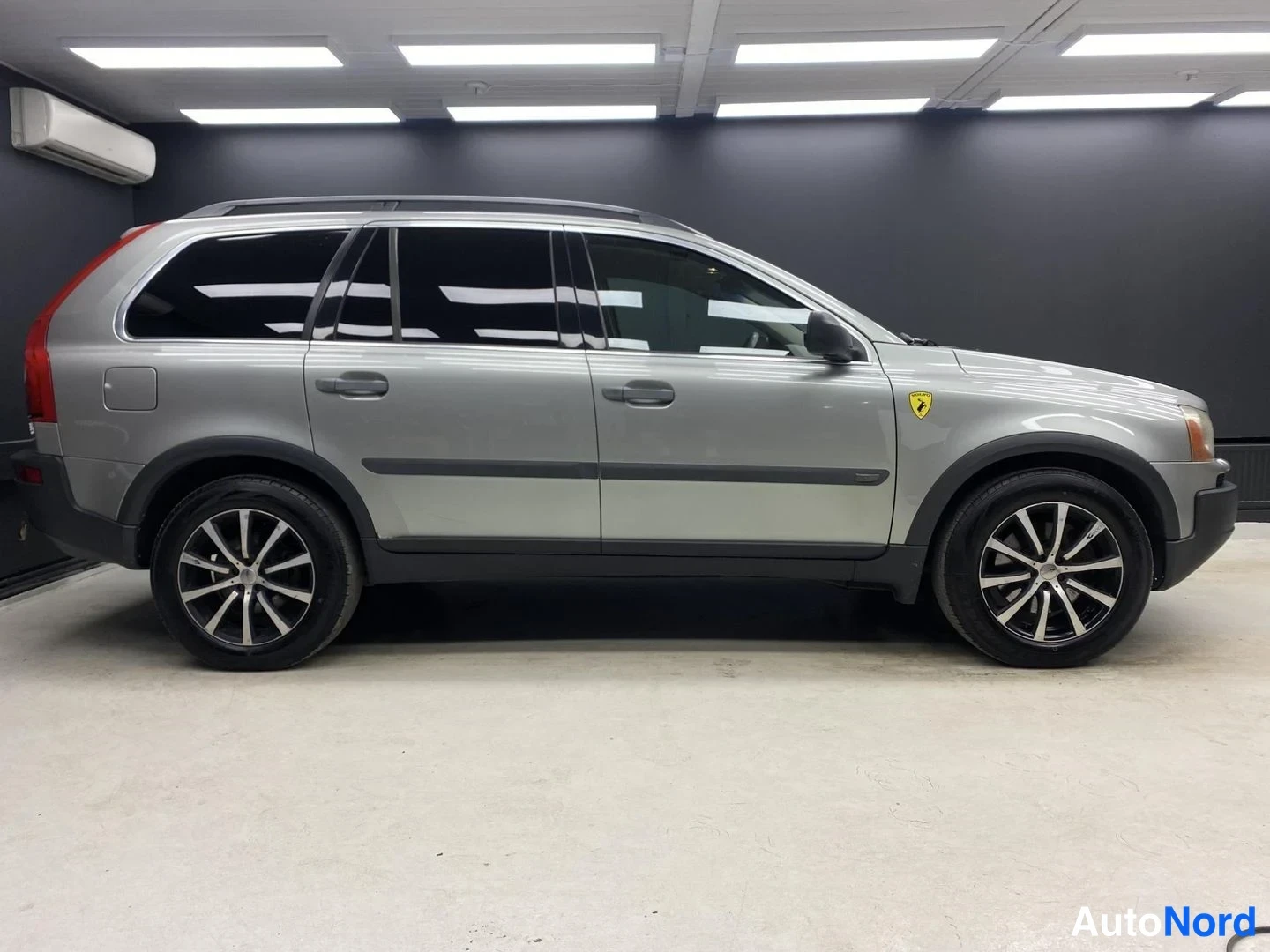 Harmaa Volvo XC90 2004, takaviisto, kuva 4