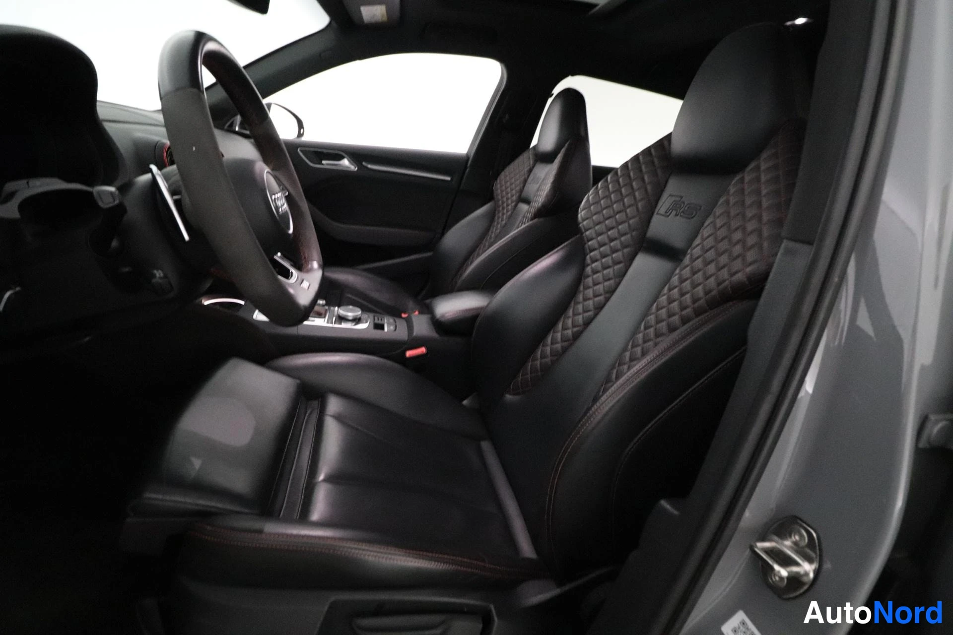Harmaa Audi quattro 2018, etuistuimet, kuva 8