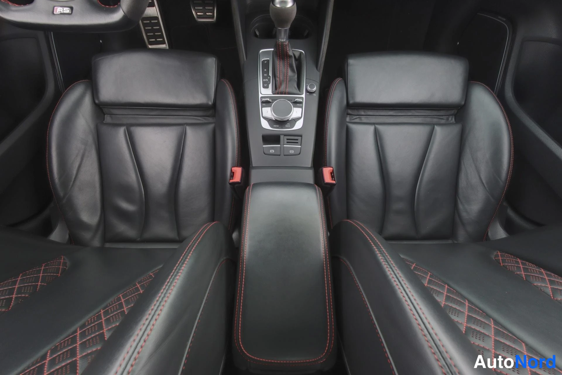 Harmaa Audi quattro 2018, etuistuimet, kuva 9