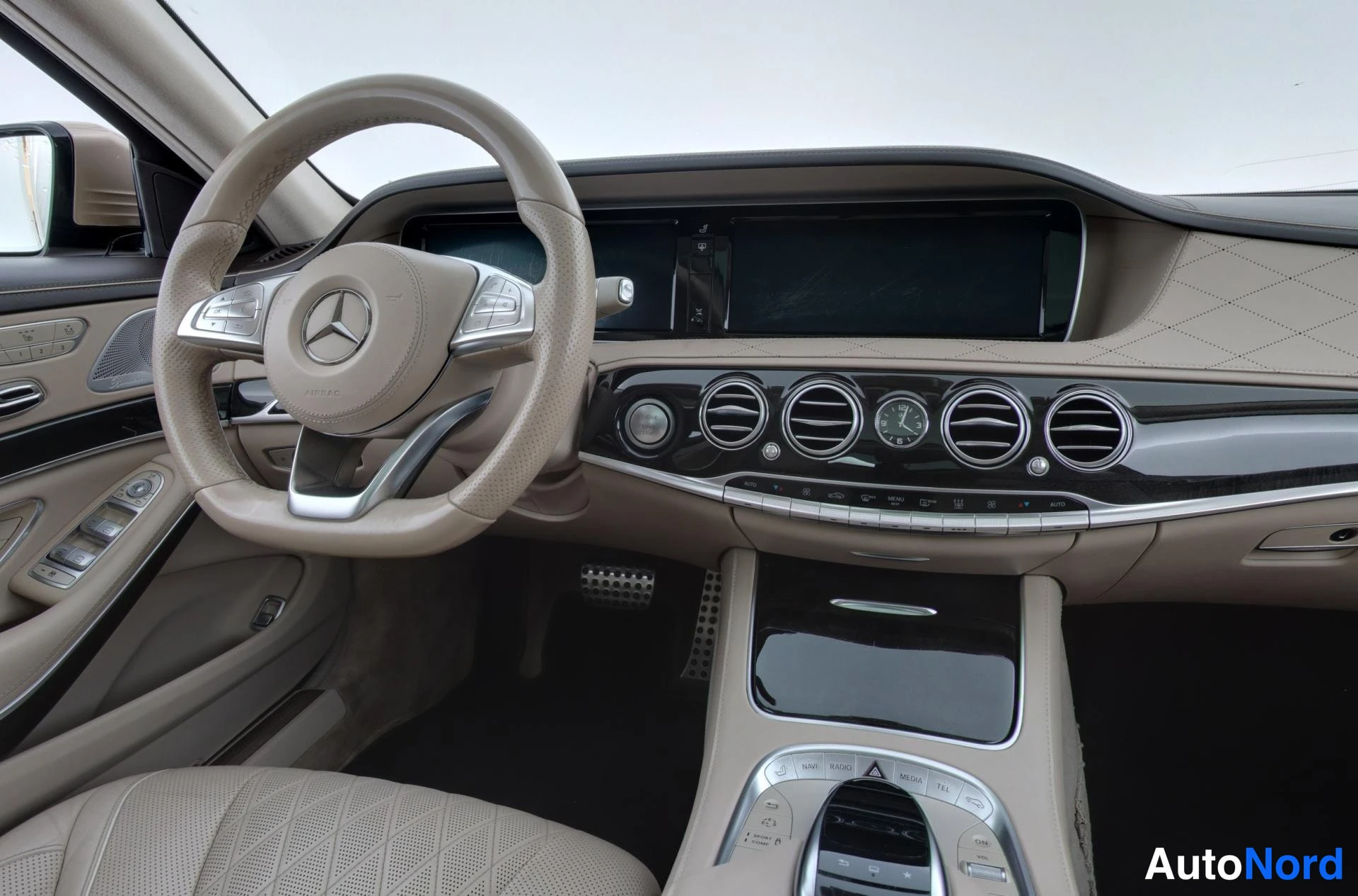 Musta Mercedes-Benz S 2015, ohjaamo, kuva 9