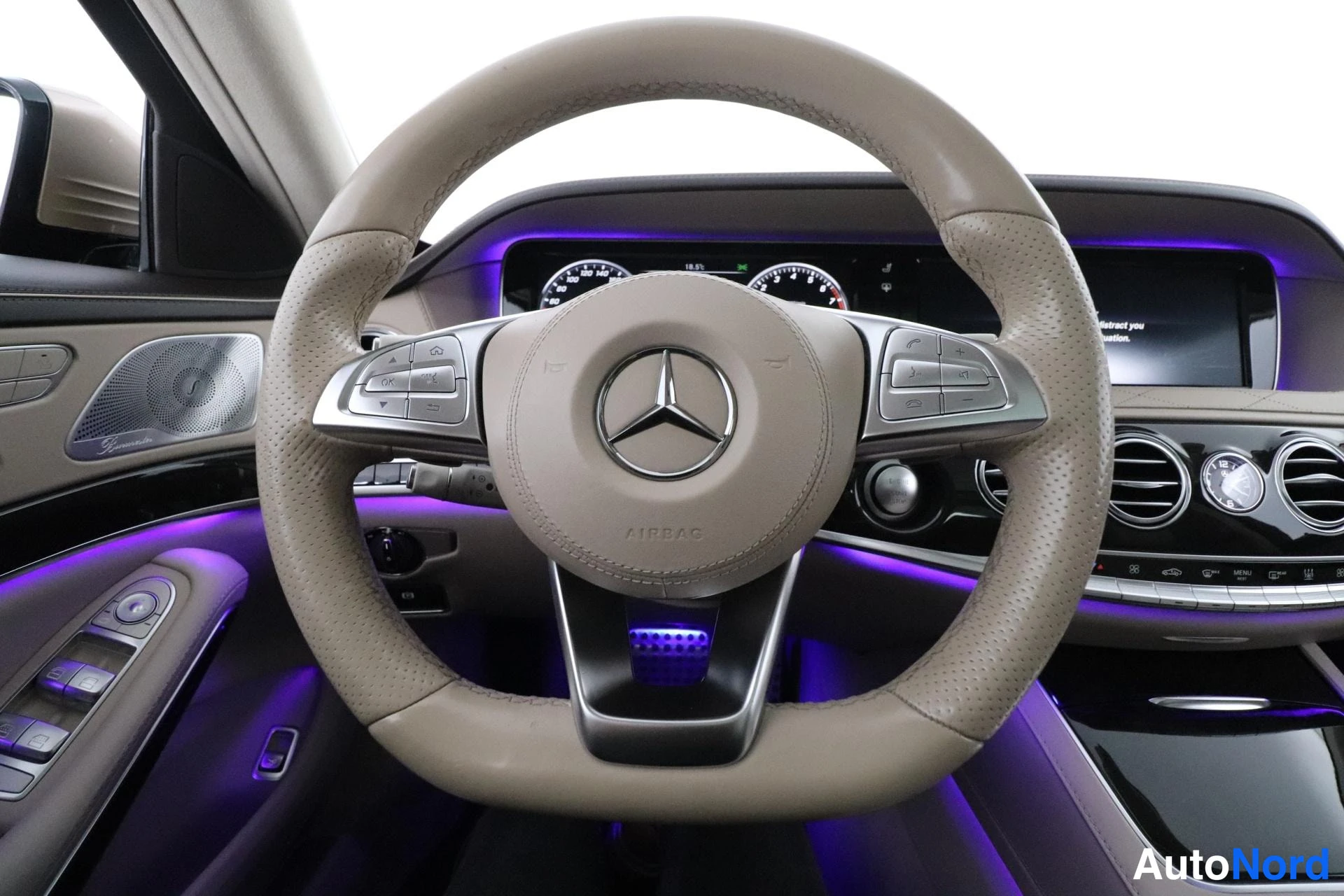 Musta Mercedes-Benz S 2015, ohjaamo, kuva 10