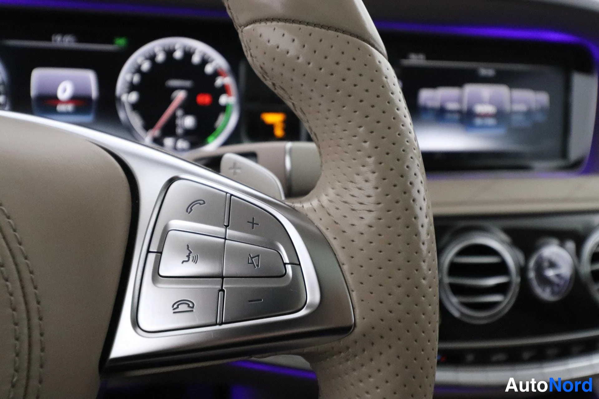 Musta Mercedes-Benz S 2015, yksityiskohta, kuva 16