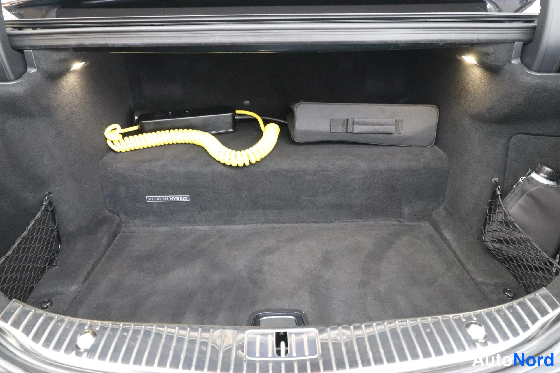 Musta Mercedes-Benz S 2015, tavaratila, kuva 14