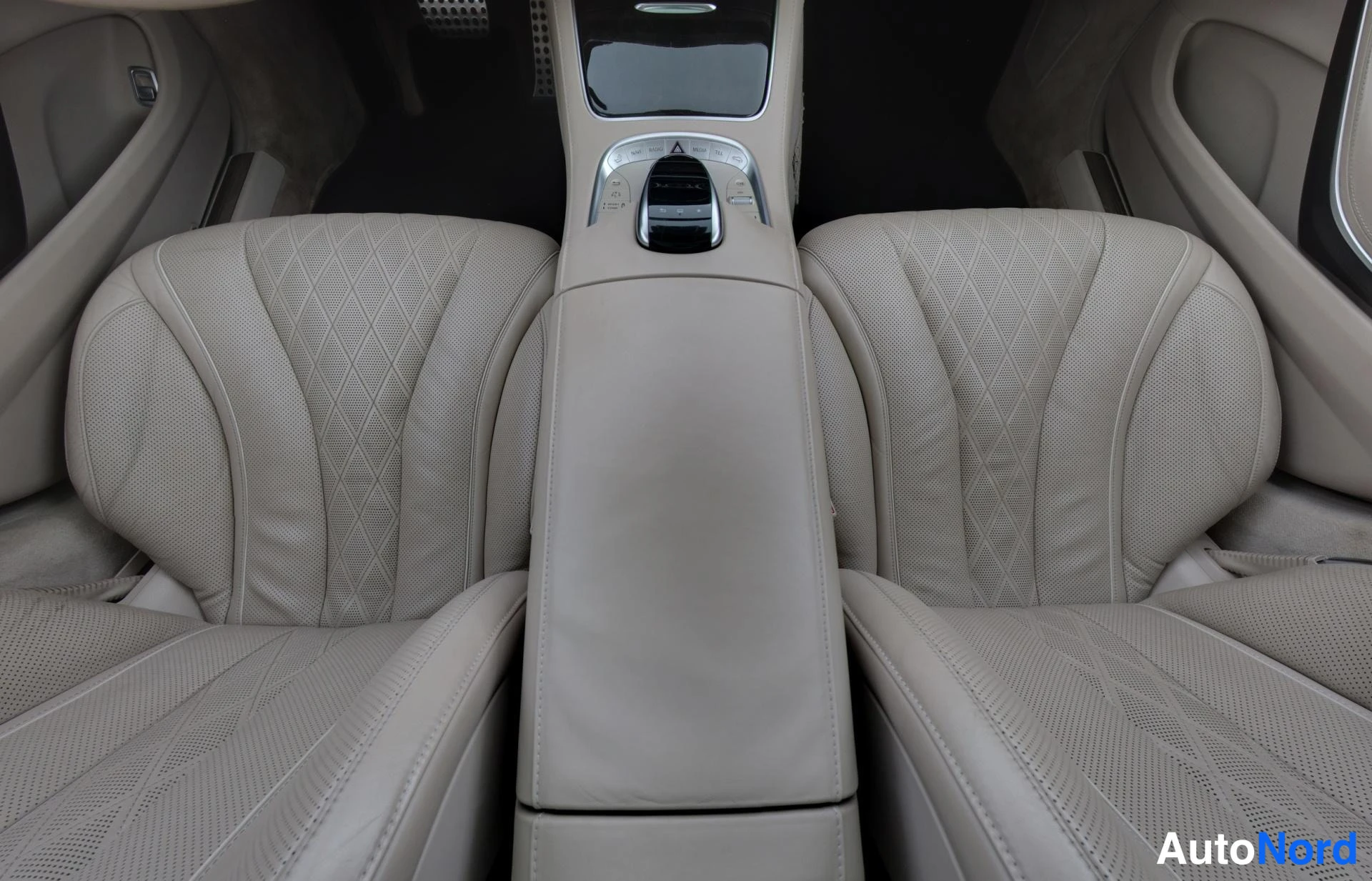Musta Mercedes-Benz S 2015, takaistuimet, kuva 13