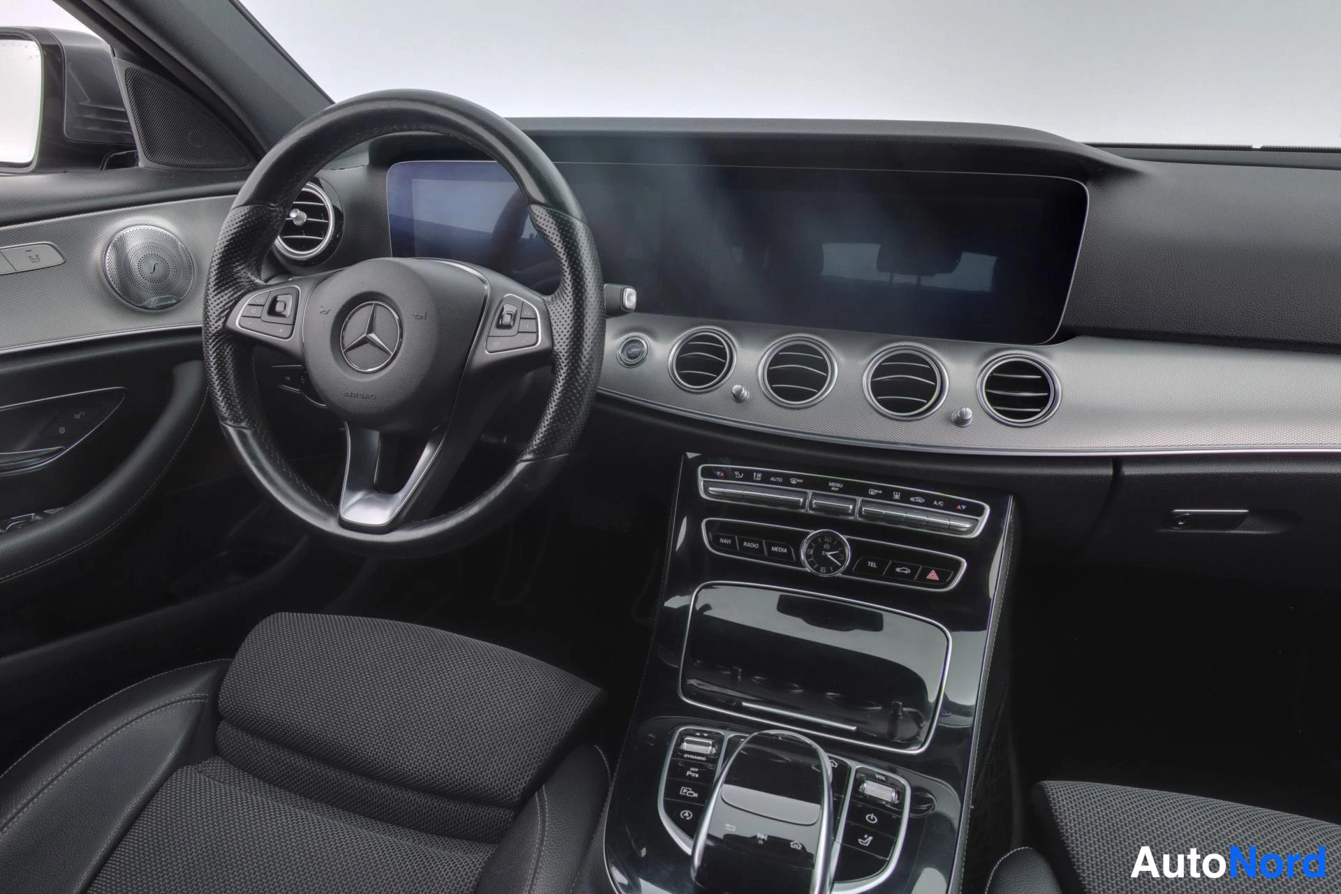 Harmaa Mercedes-Benz E 2017, ohjaamo, kuva 8