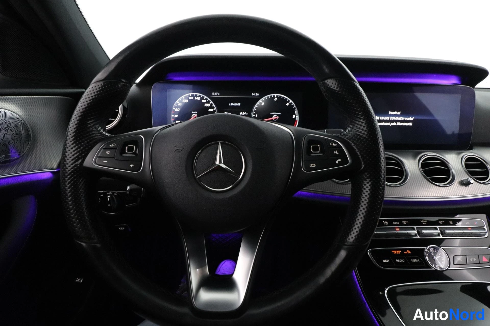 Harmaa Mercedes-Benz E 2017, ohjaamo, kuva 9