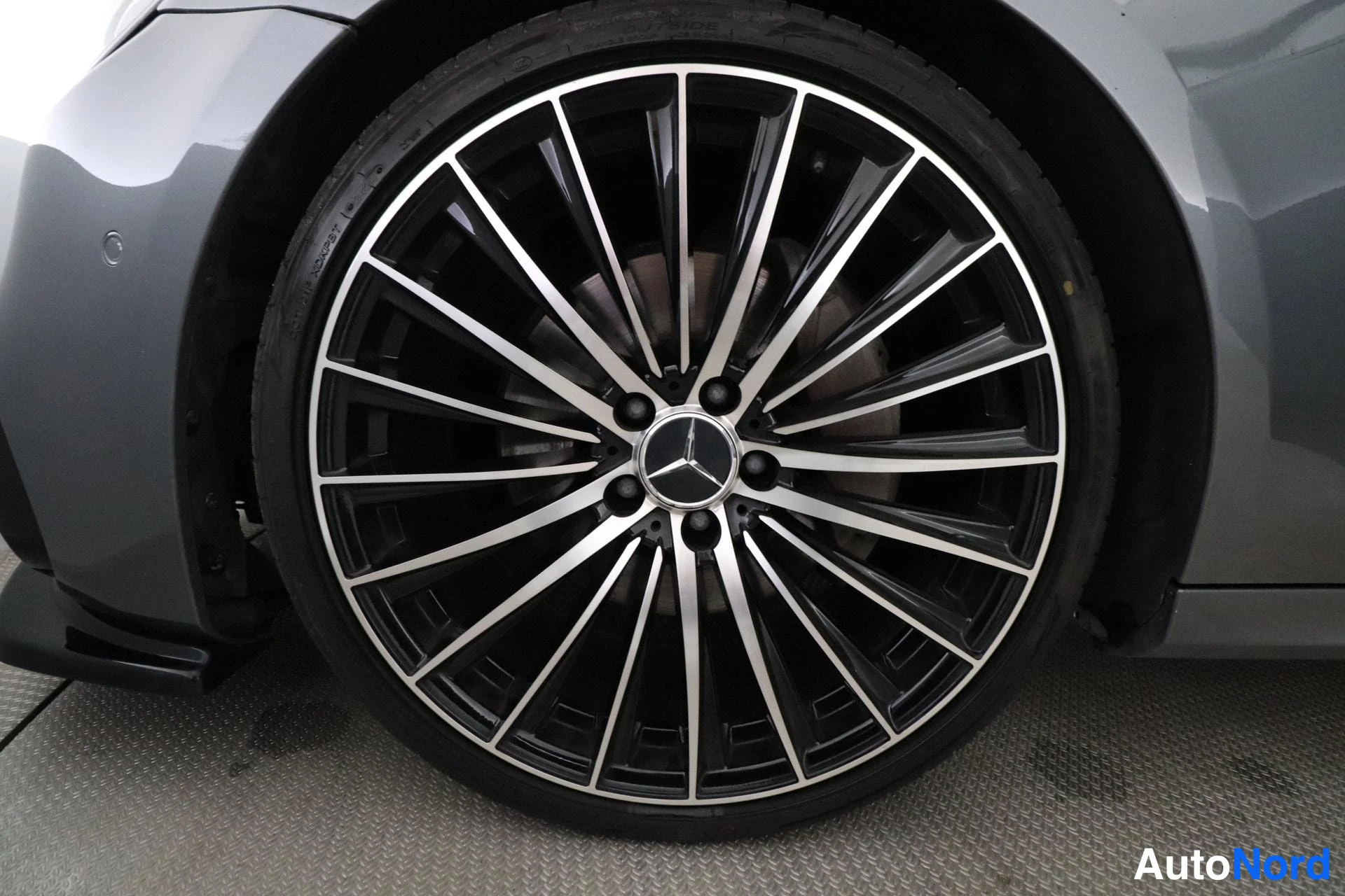 Harmaa Mercedes-Benz E 2017, yksityiskohta, kuva 34