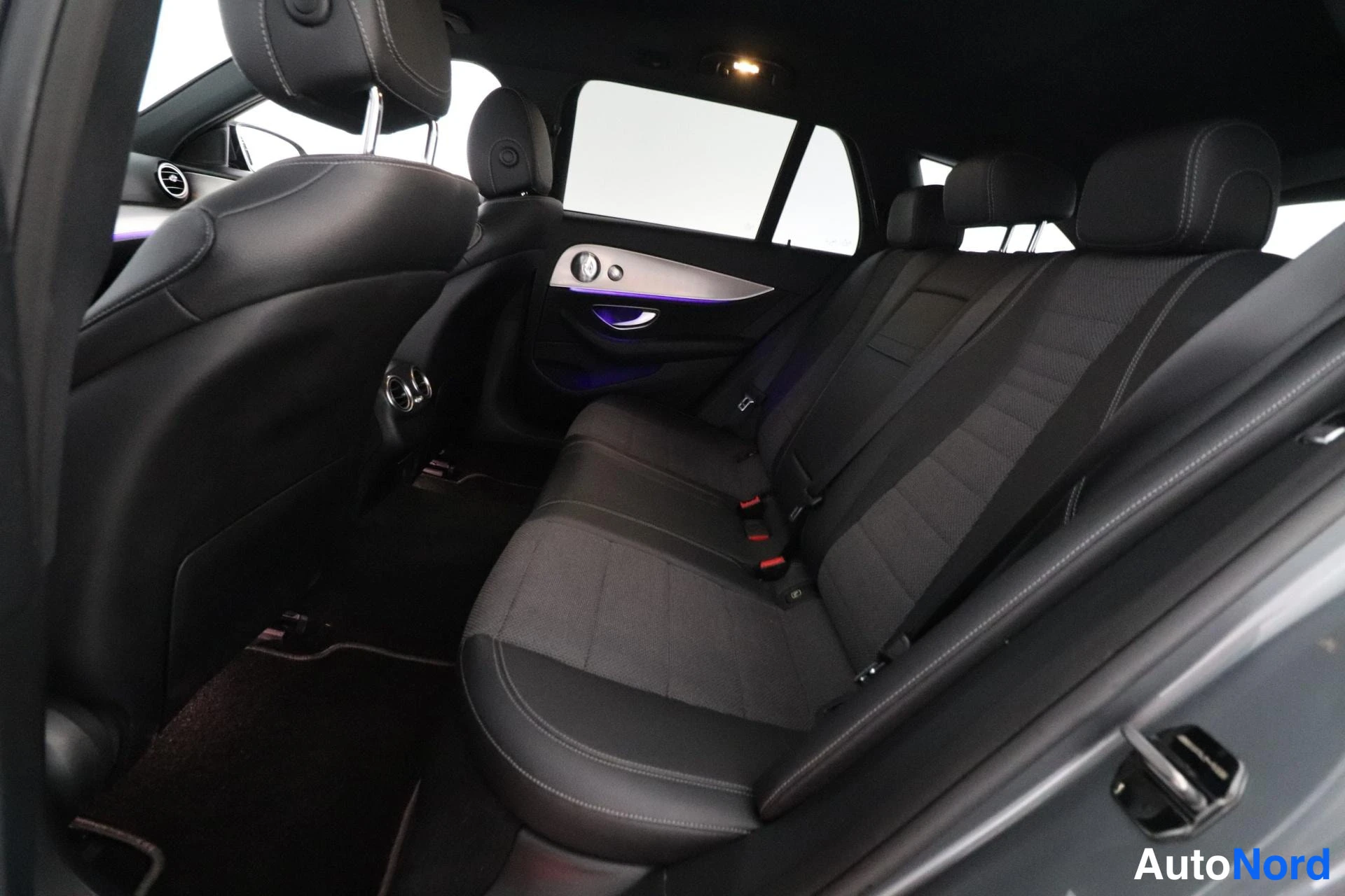 Harmaa Mercedes-Benz E 2017, takaistuimet, kuva 12