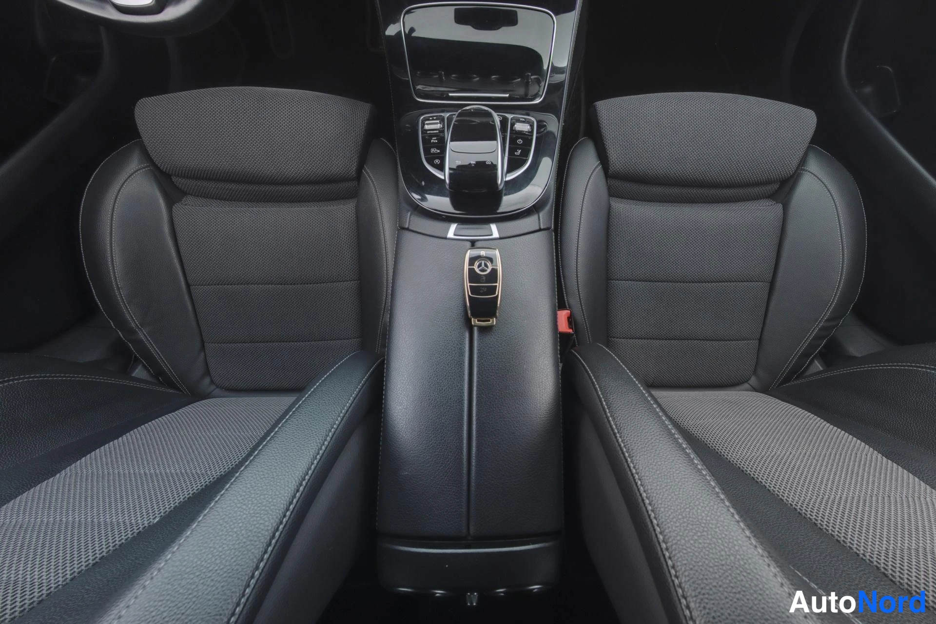 Harmaa Mercedes-Benz E 2017, etuistuimet, kuva 11