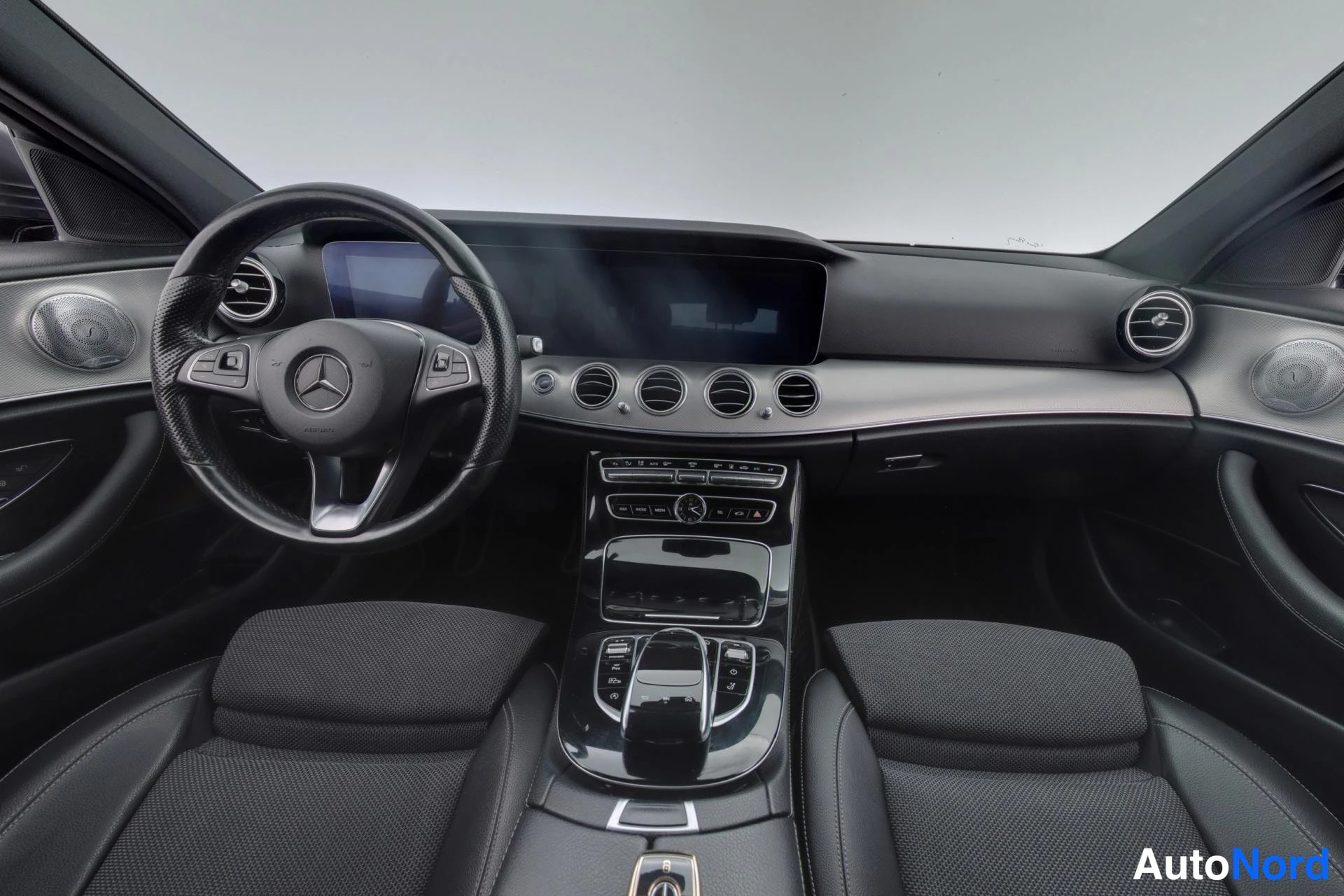 Harmaa Mercedes-Benz E 2017, ohjaamo, kuva 7