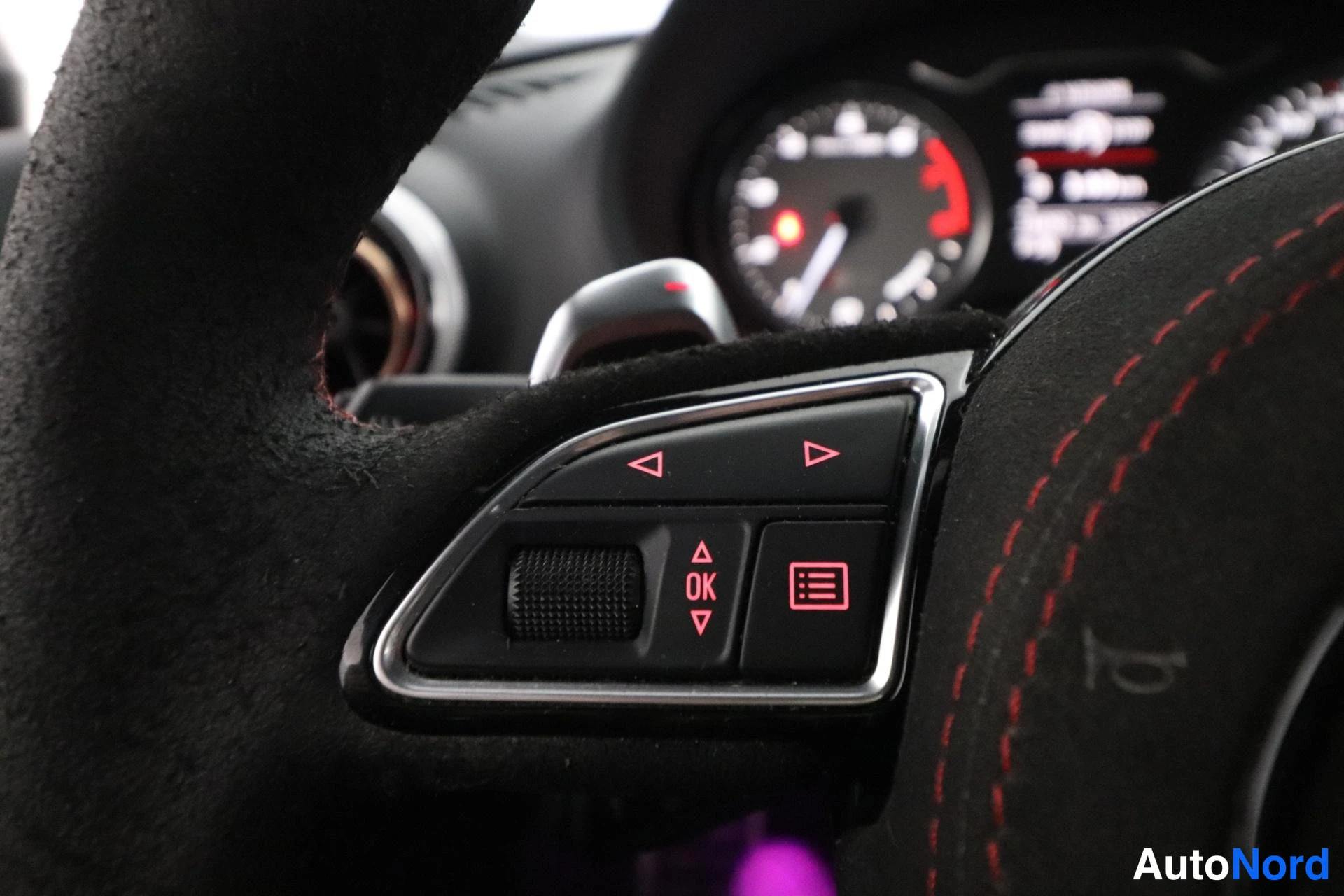 Punainen Audi S3 2014, yksityiskohta, kuva 16