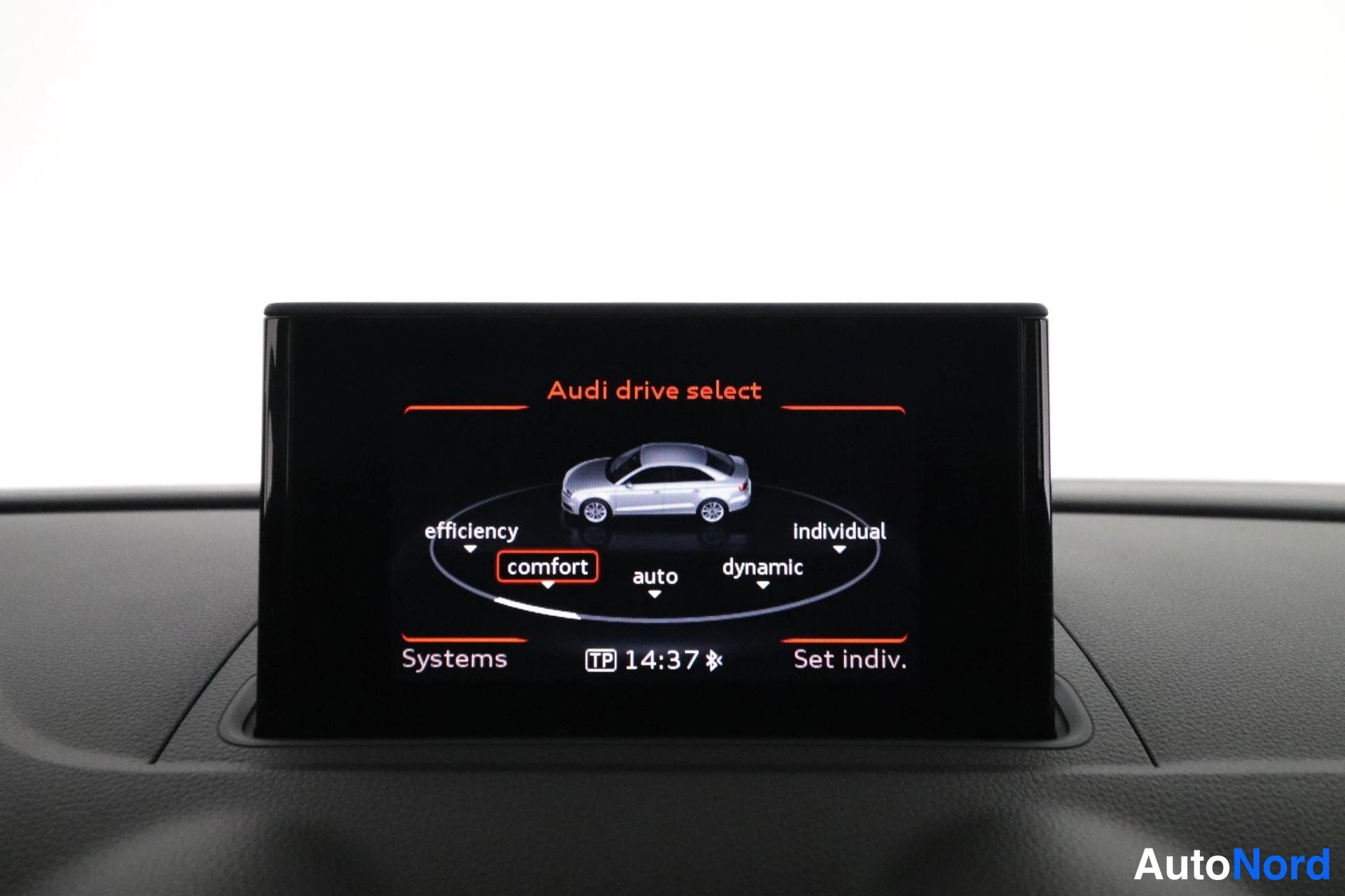 Punainen Audi S3 2014, yksityiskohta, kuva 22