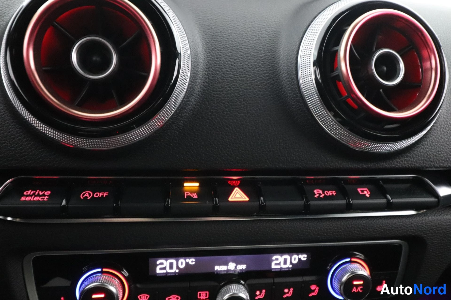 Punainen Audi S3 2014, yksityiskohta, kuva 24