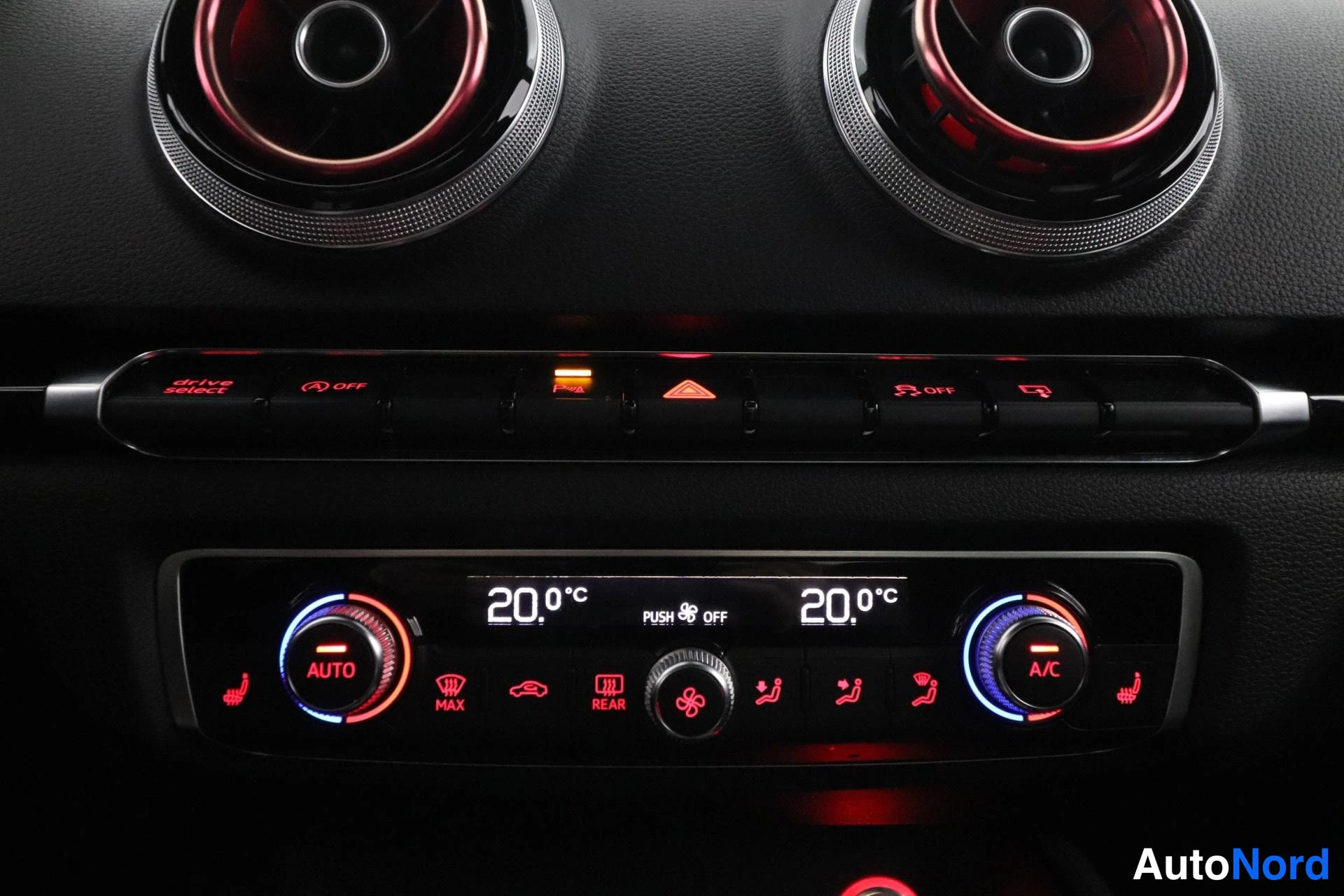 Punainen Audi S3 2014, yksityiskohta, kuva 25