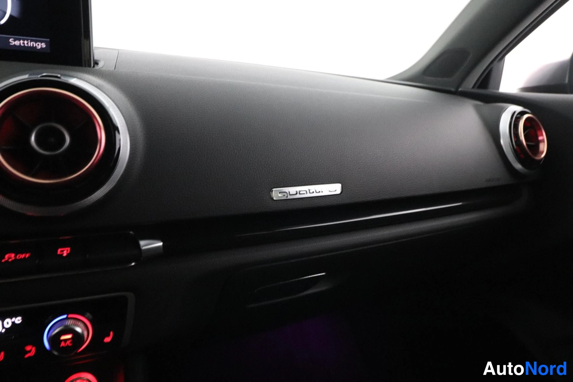 Punainen Audi S3 2014, ohjaamo, kuva 9
