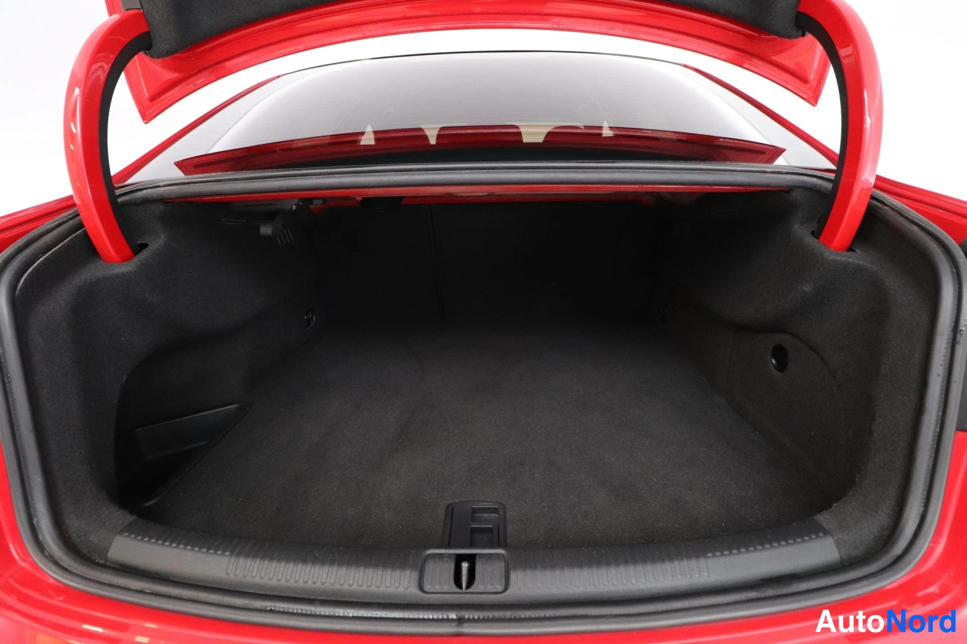 Punainen Audi S3 2014, tavaratila, kuva 12