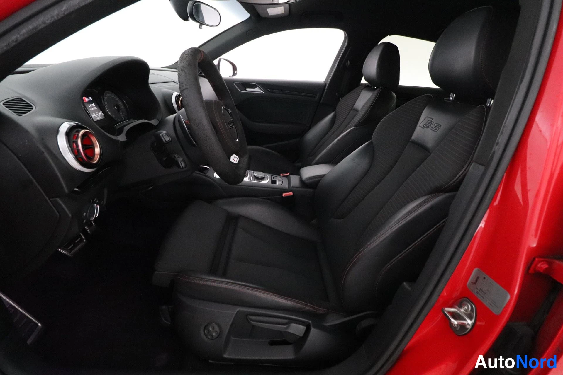 Punainen Audi S3 2014, etuistuimet, kuva 10