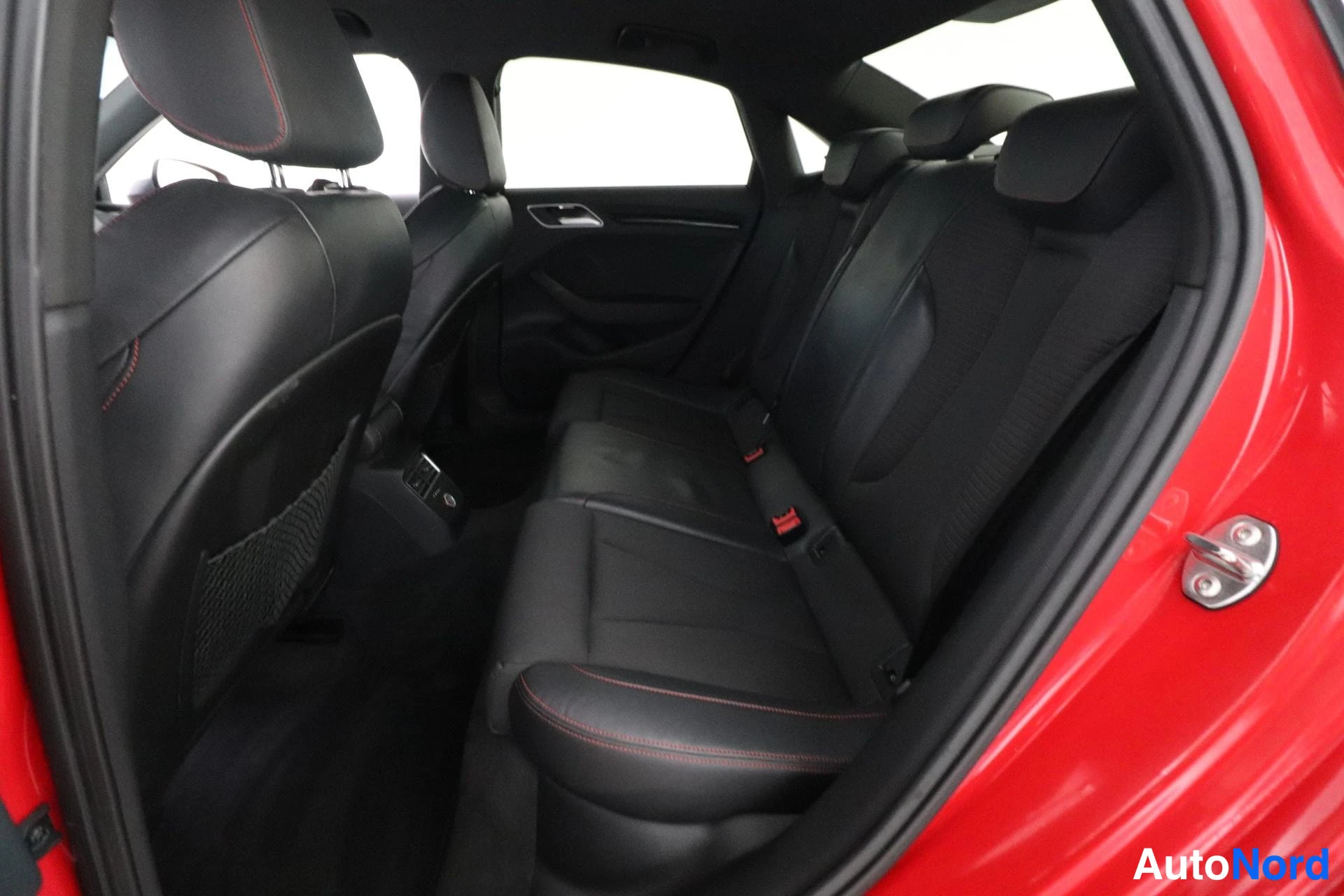Punainen Audi S3 2014, takaistuimet, kuva 11