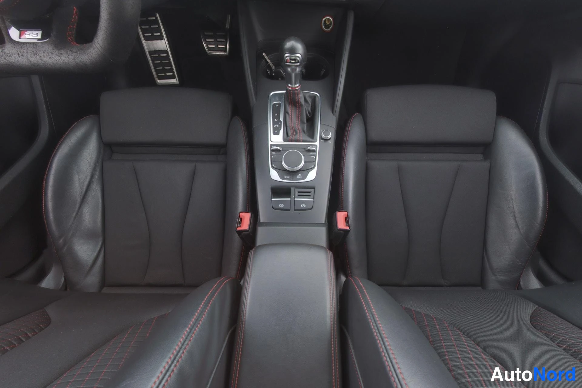 Punainen Audi S3 2014, yksityiskohta, kuva 13