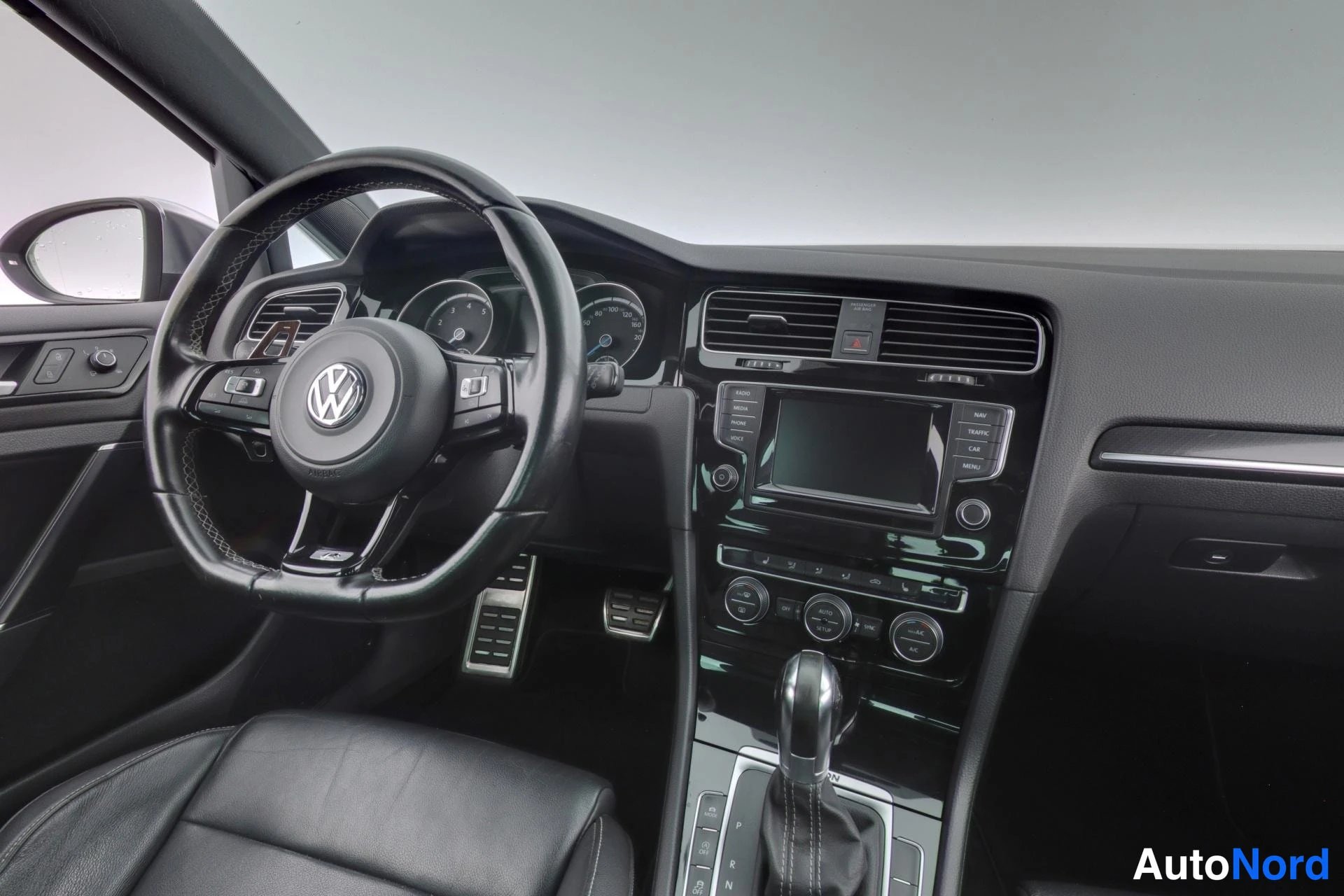 Svart Volkswagen Golf 2014, förarplats, bild 8