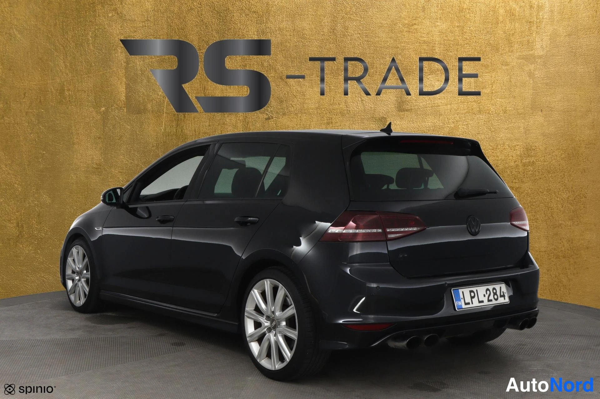 Svart Volkswagen Golf 2014, snett bakifrån, bild 4