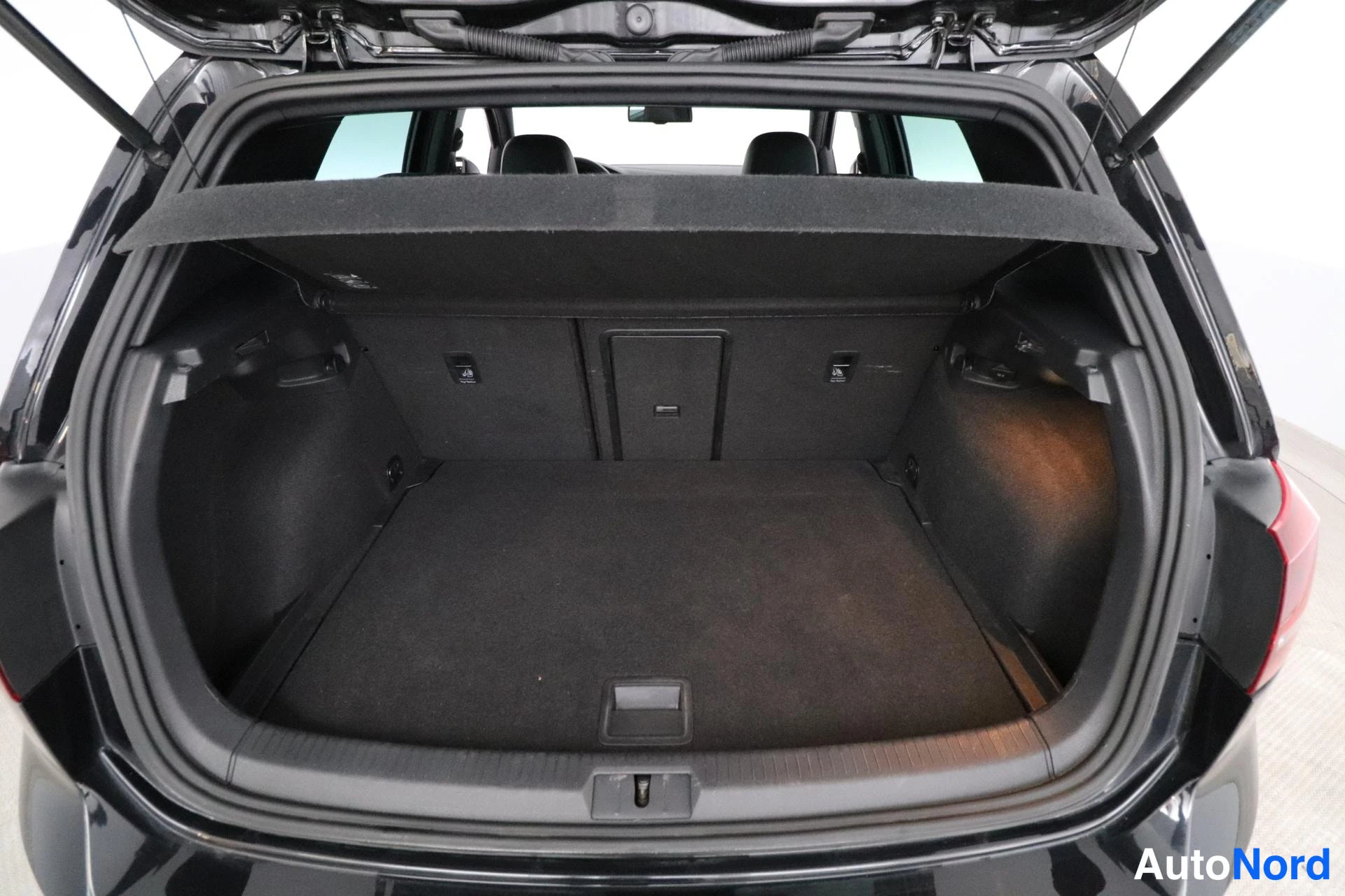Svart Volkswagen Golf 2014, bagageutrymme, bild 13