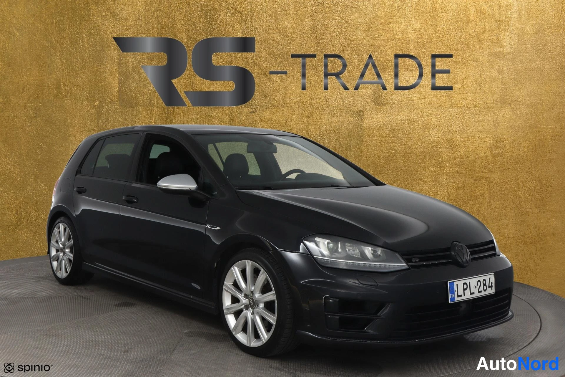 Svart Volkswagen Golf 2014, snett framifrån, fronten åt höger, bild 3