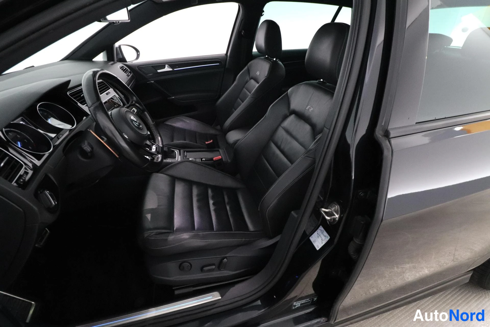 Svart Volkswagen Golf 2014, framsäten, bild 10