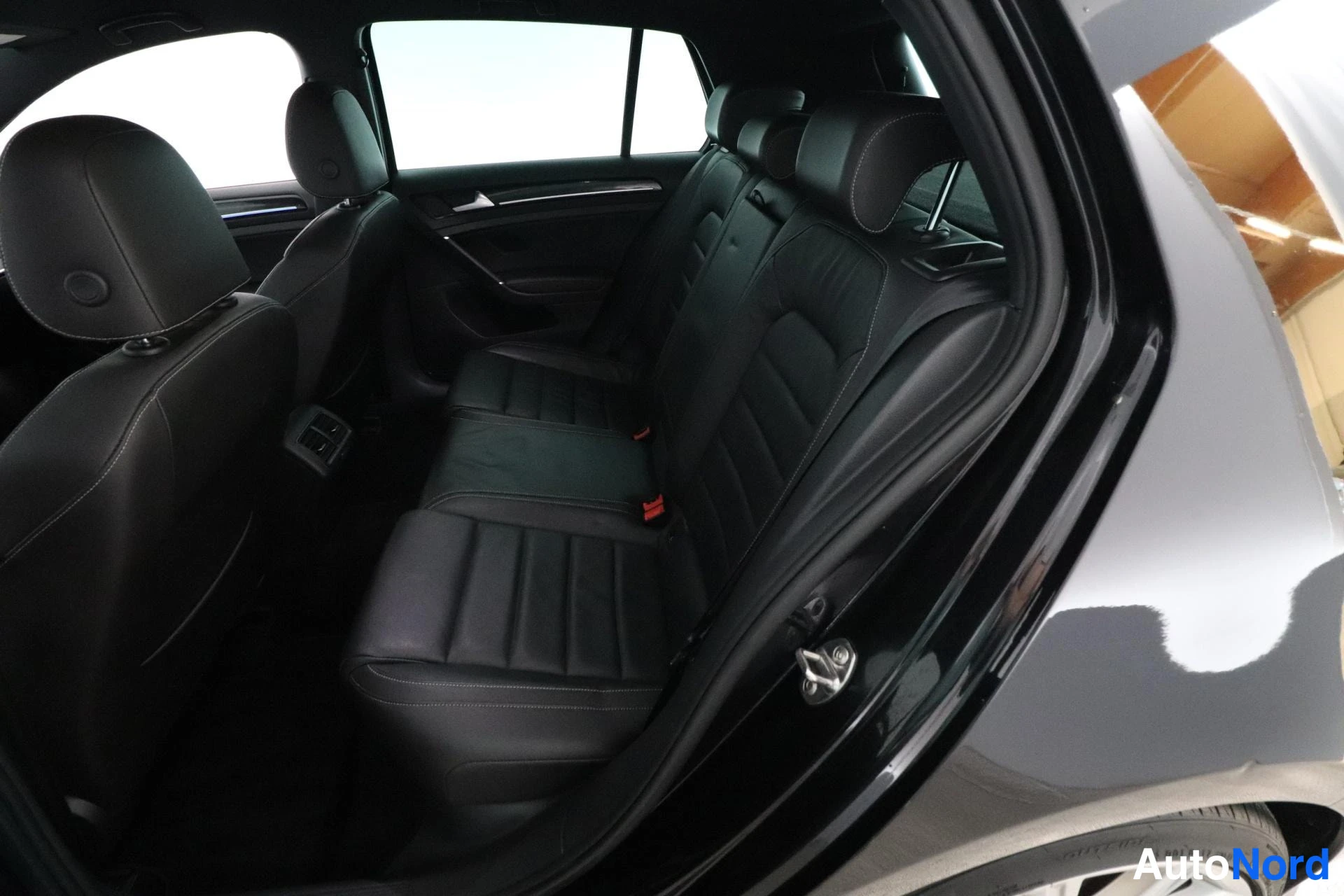 Svart Volkswagen Golf 2014, baksäten, bild 12