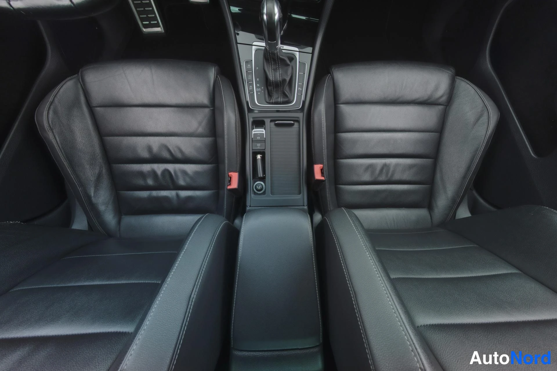 Svart Volkswagen Golf 2014, framsäten, bild 11