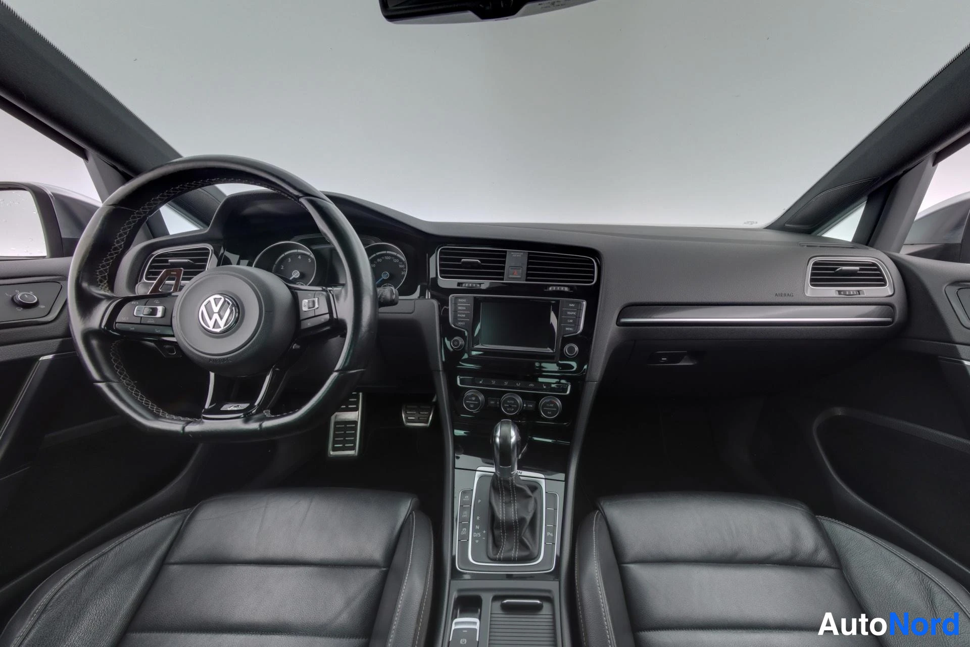Svart Volkswagen Golf 2014, förarplats, bild 7