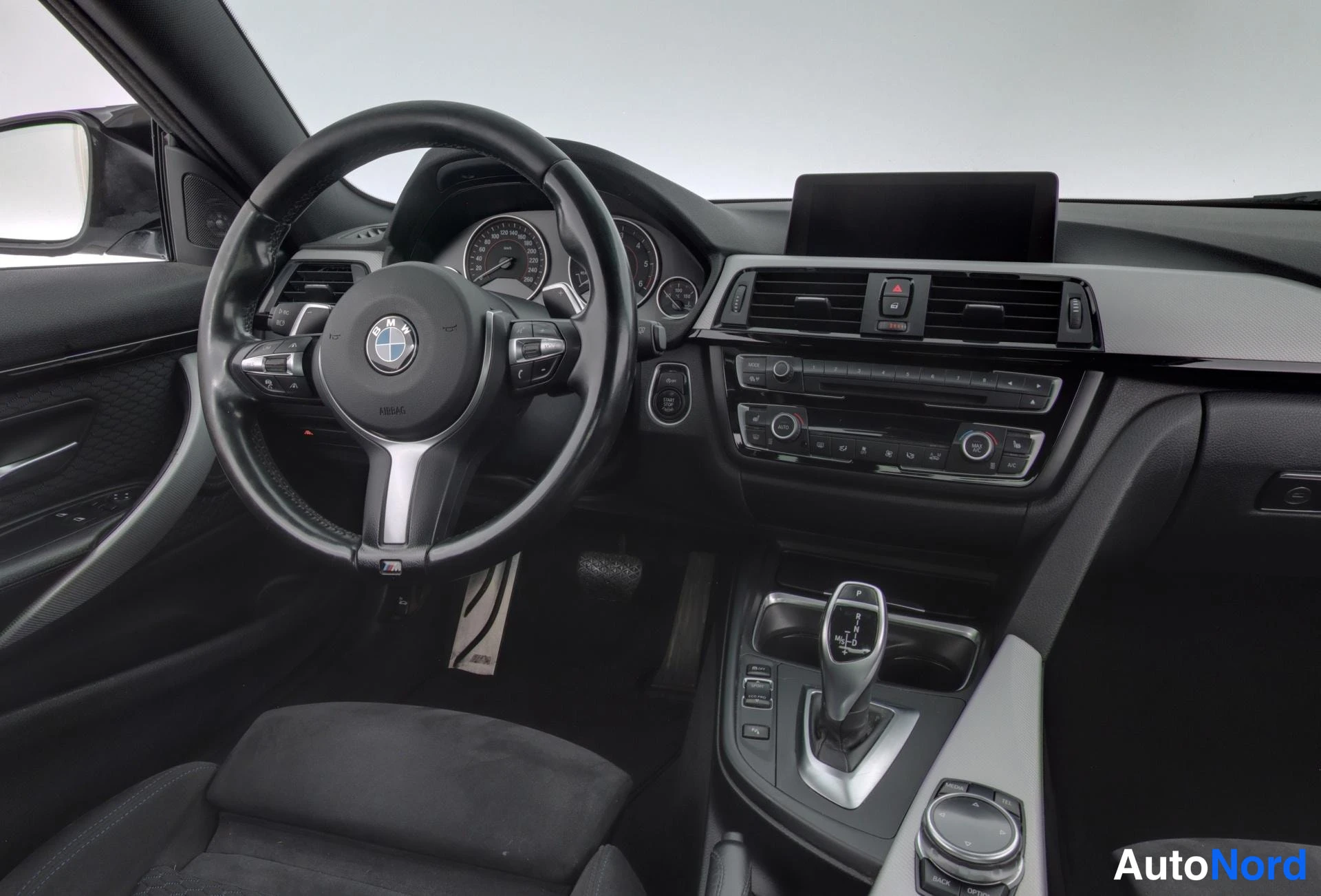 Valkoinen BMW 435d xDrive 2014, ohjaamo, kuva 7