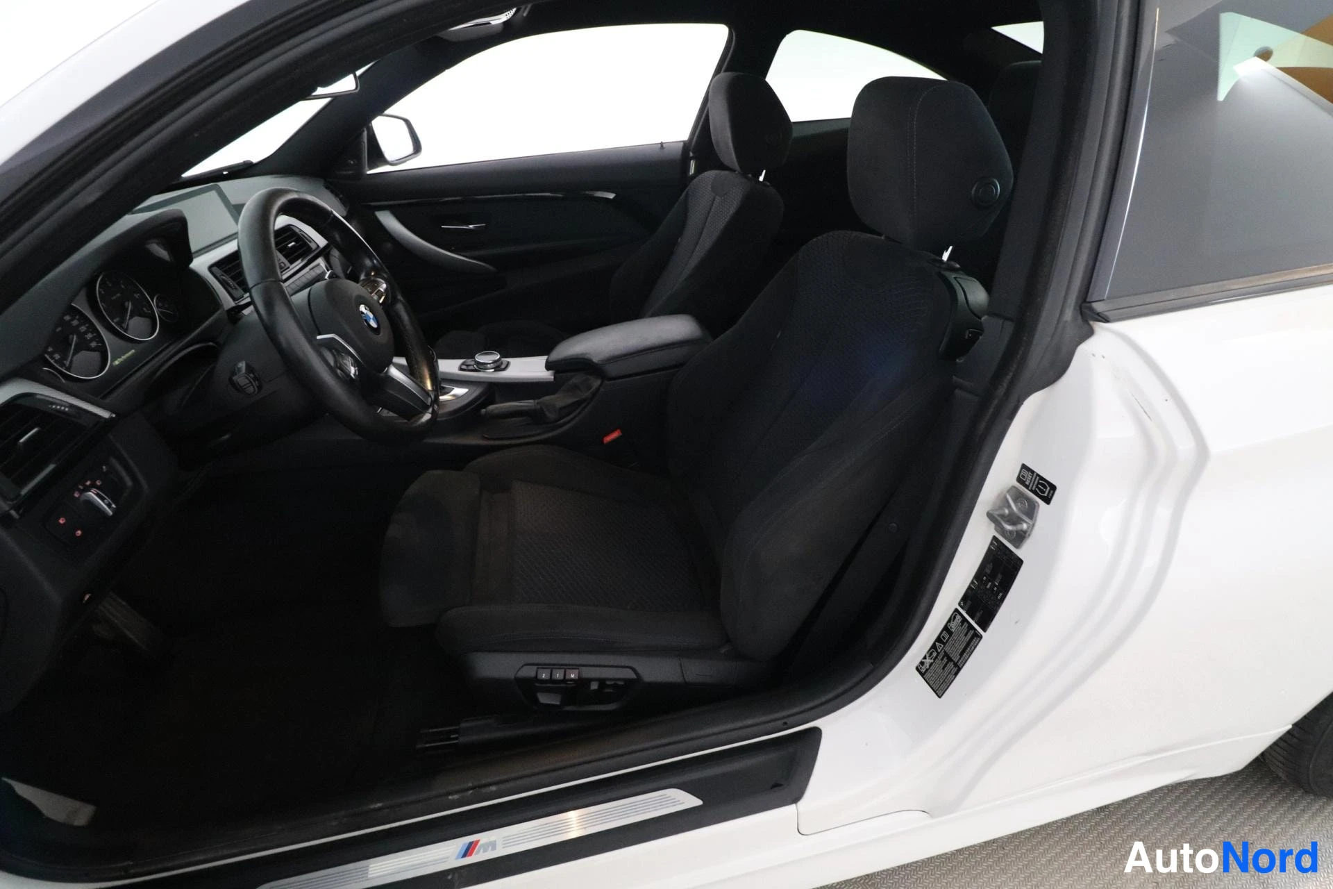 Valkoinen BMW 435d xDrive 2014, etuistuimet, kuva 9