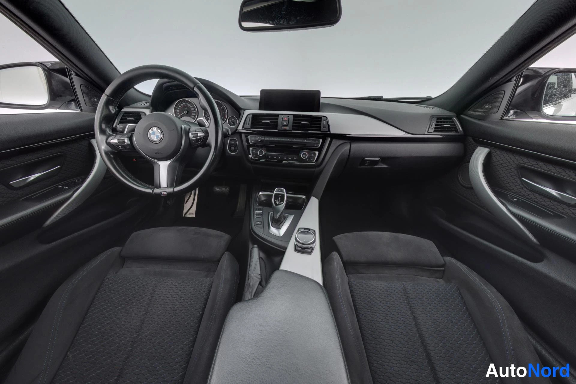 Valkoinen BMW 435d xDrive 2014, ohjaamo, kuva 6