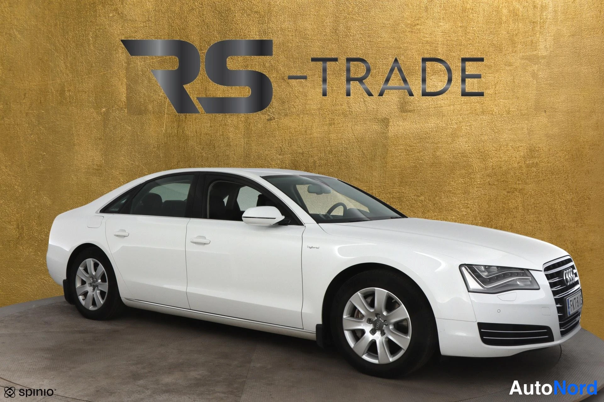 Valkoinen Audi A8 2012, etuviisto, keula oikealle, kuva 2