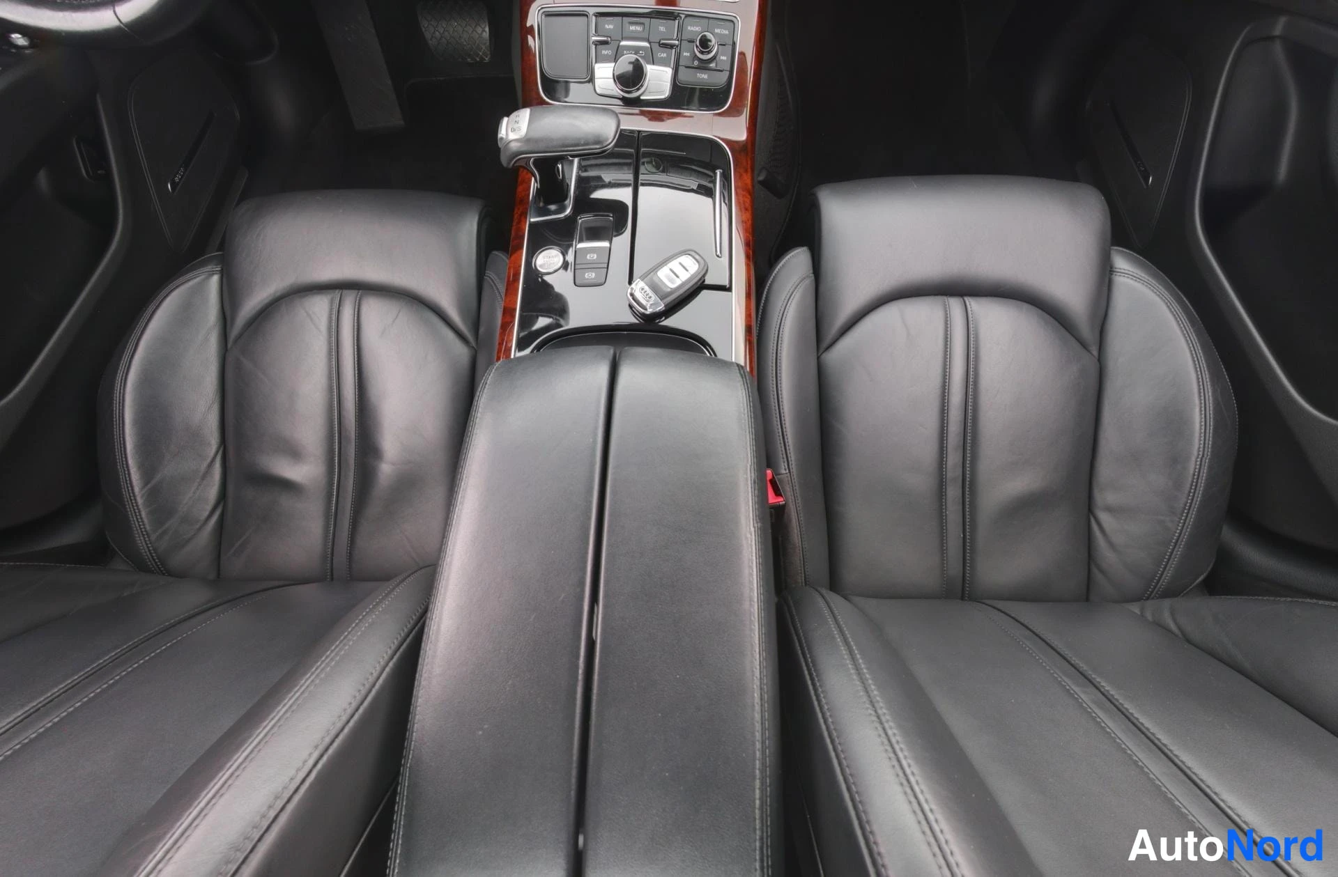 Valkoinen Audi A8 2012, ohjaamo, kuva 7