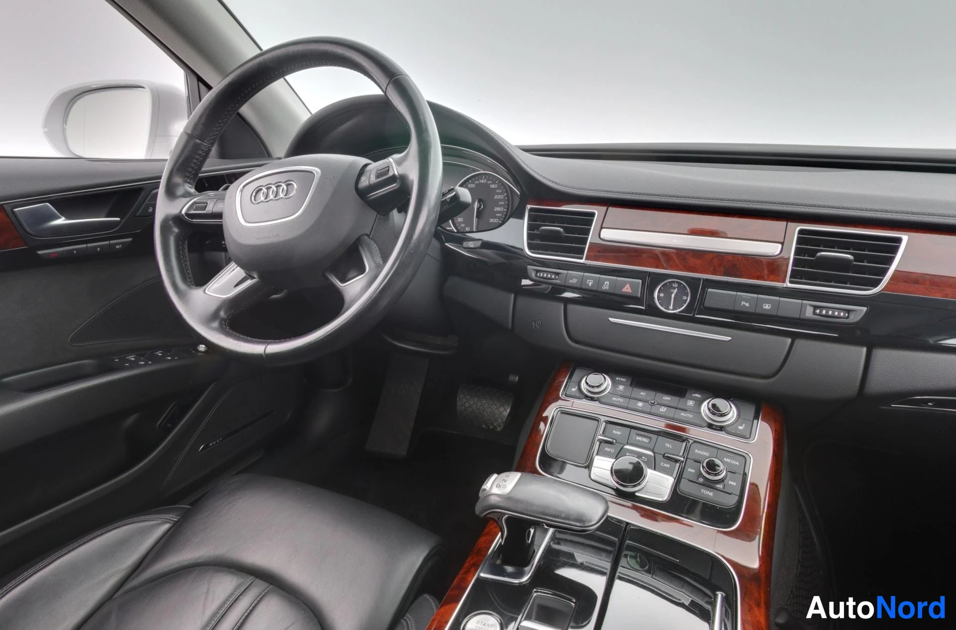 Valkoinen Audi A8 2012, ohjaamo, kuva 9
