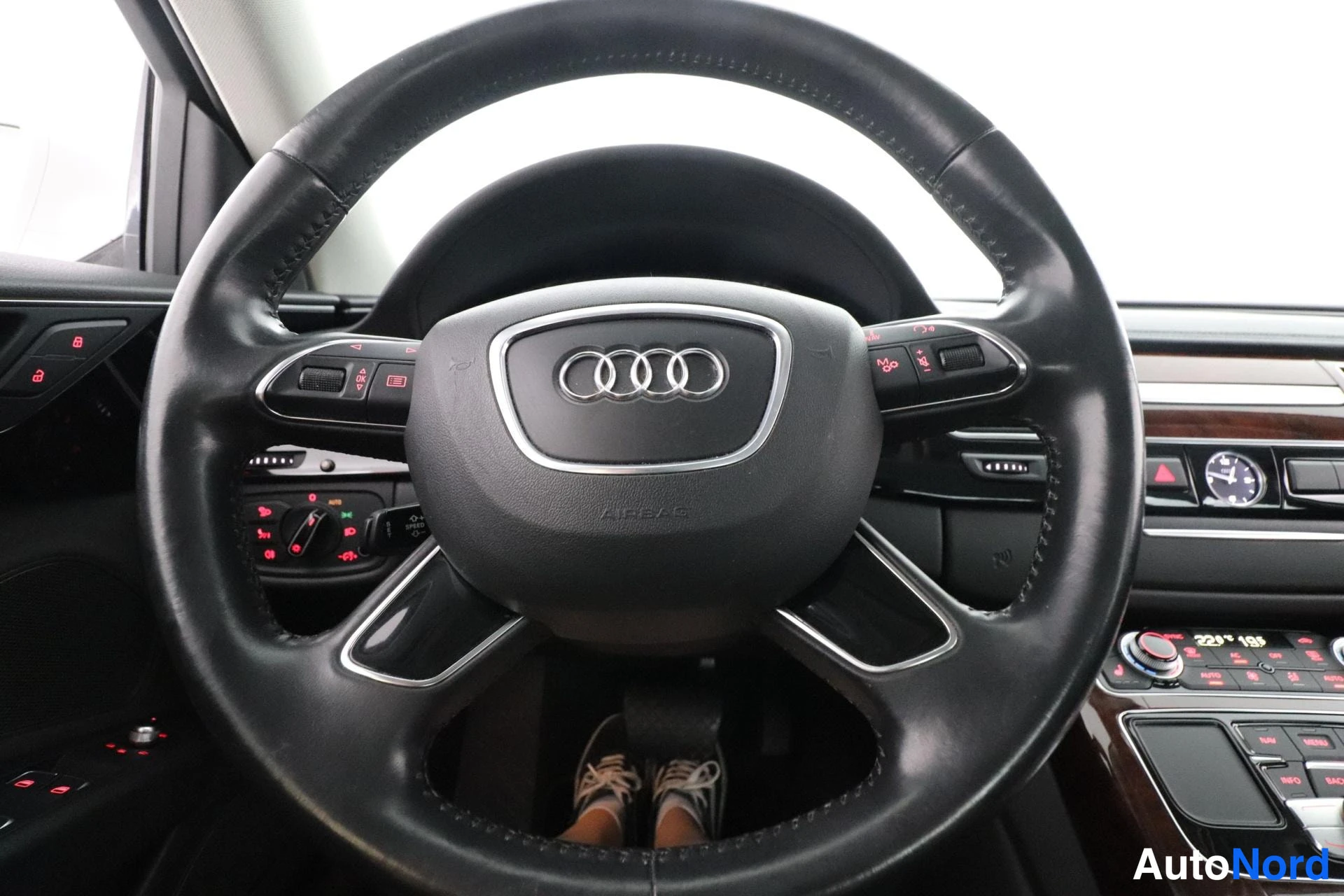 Valkoinen Audi A8 2012, yksityiskohta, kuva 15