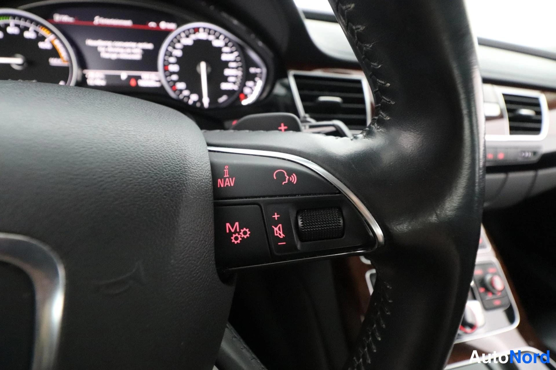 Valkoinen Audi A8 2012, yksityiskohta, kuva 16