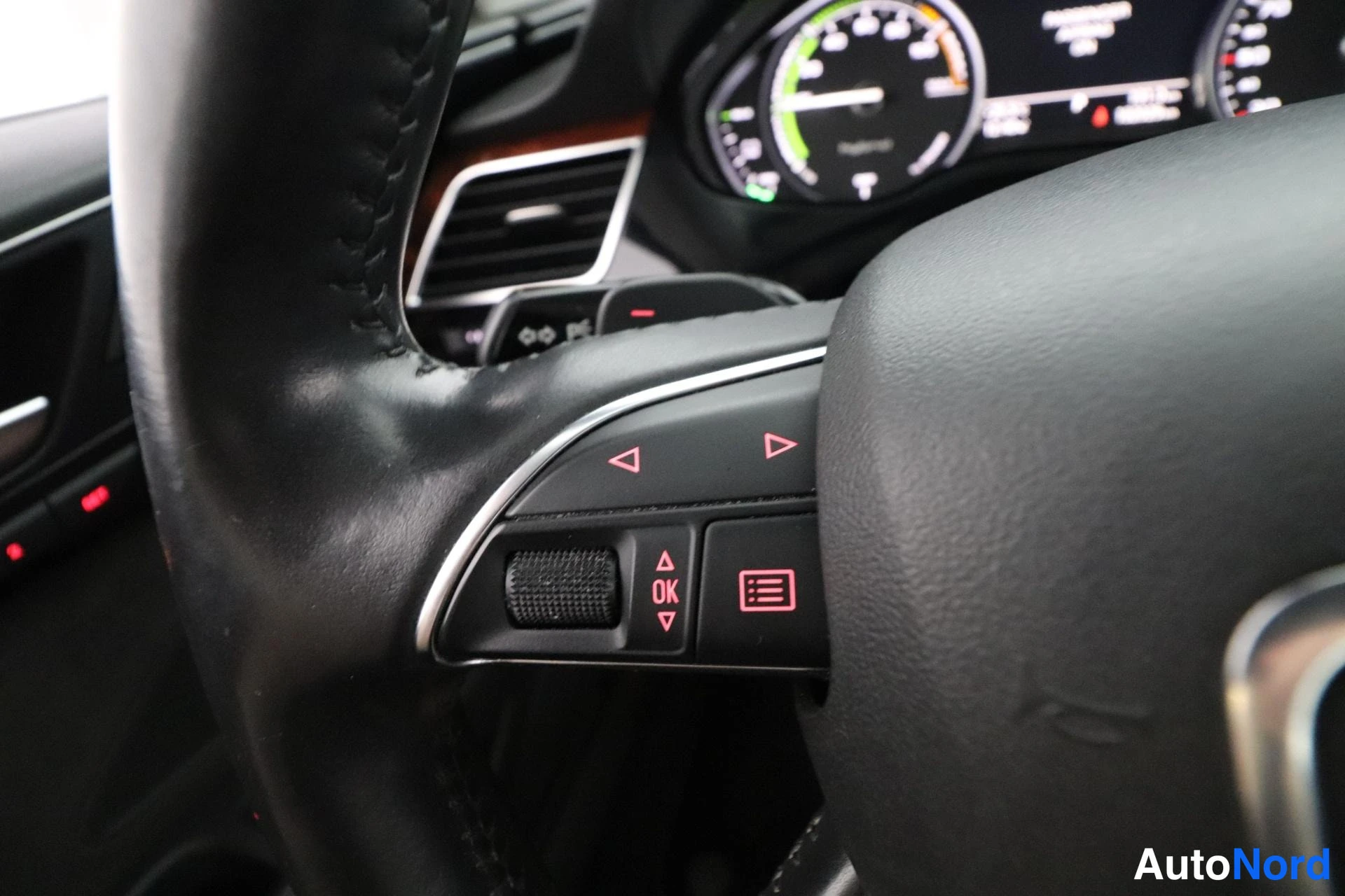 Valkoinen Audi A8 2012, yksityiskohta, kuva 28