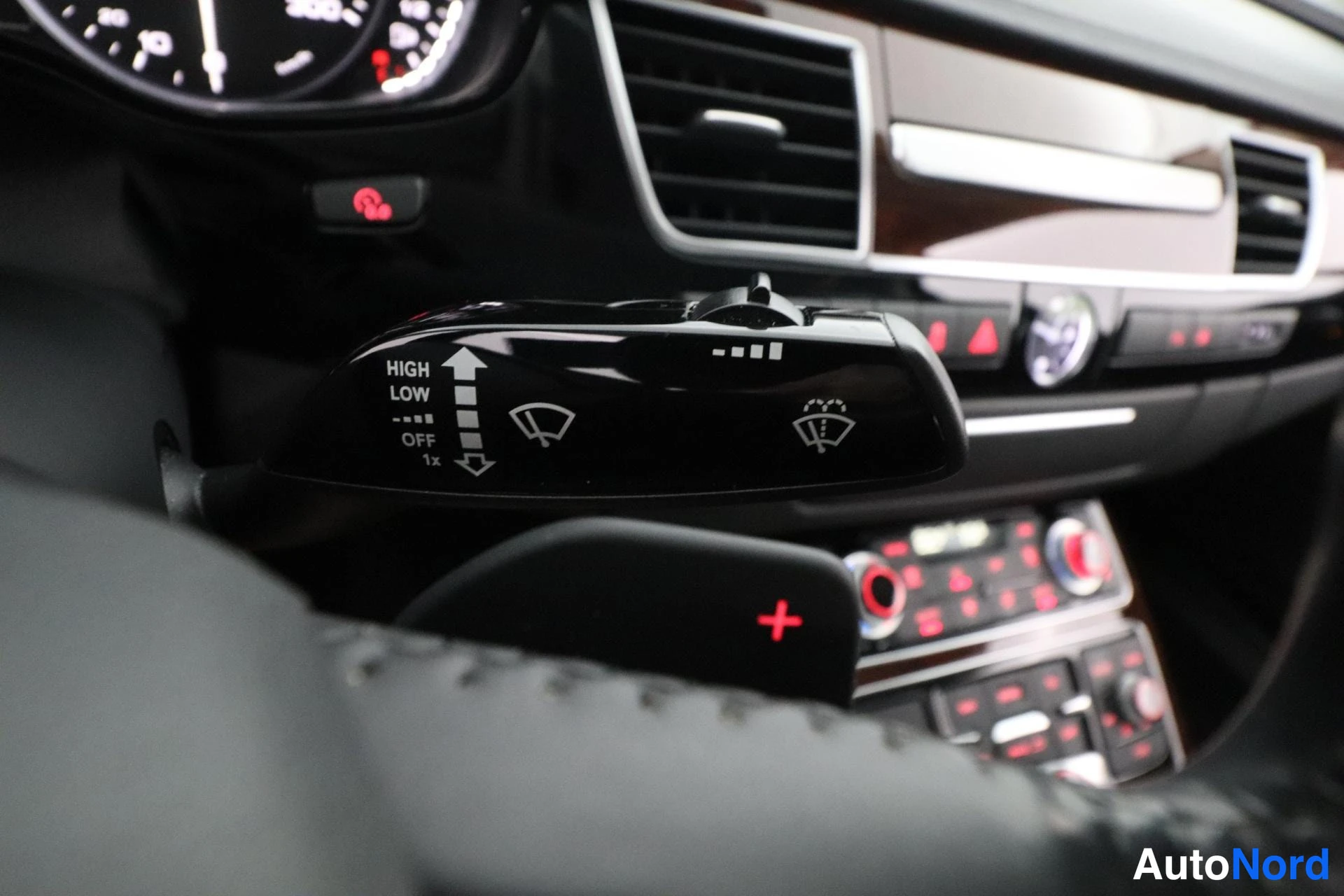 Valkoinen Audi A8 2012, yksityiskohta, kuva 18