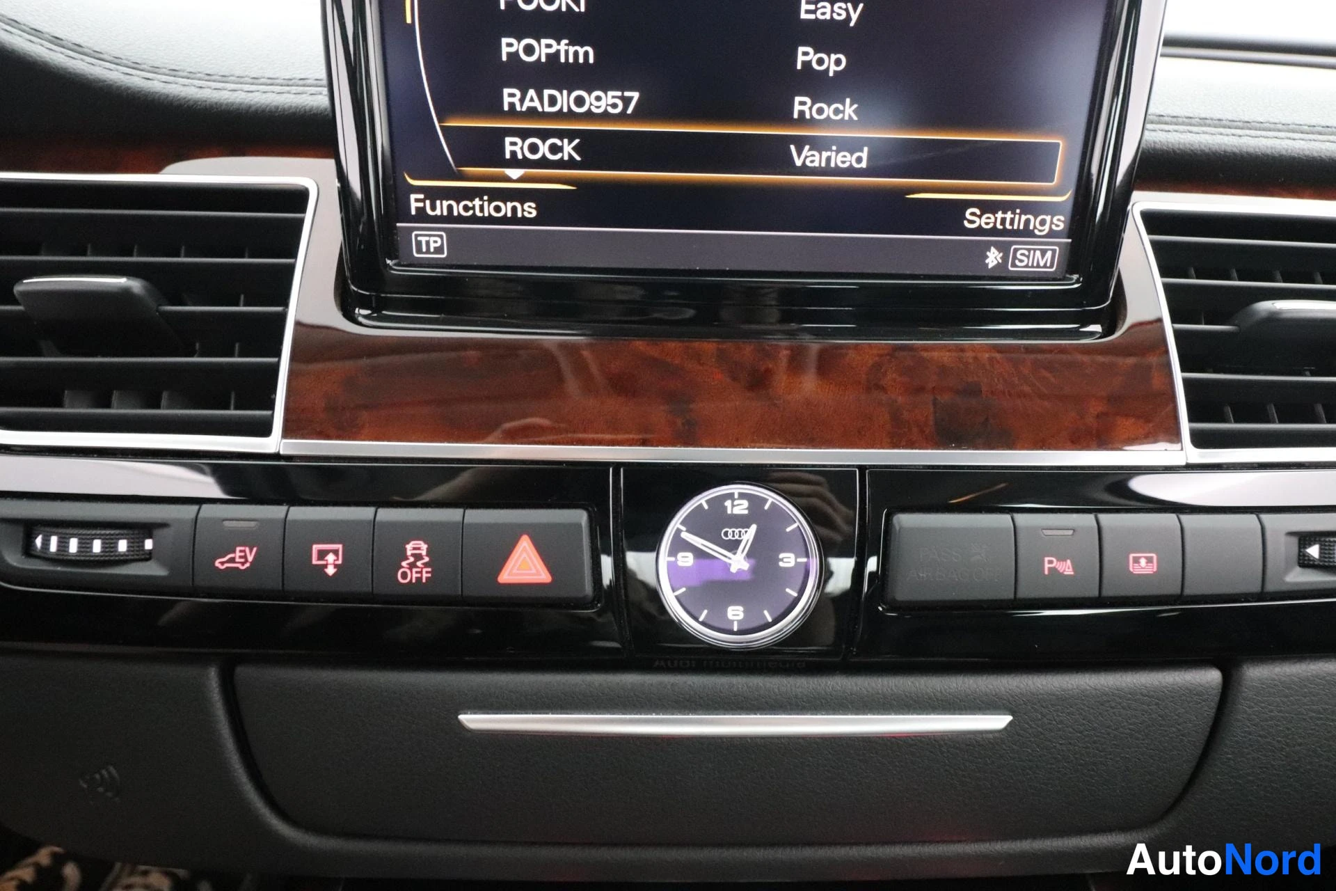 Valkoinen Audi A8 2012, yksityiskohta, kuva 22