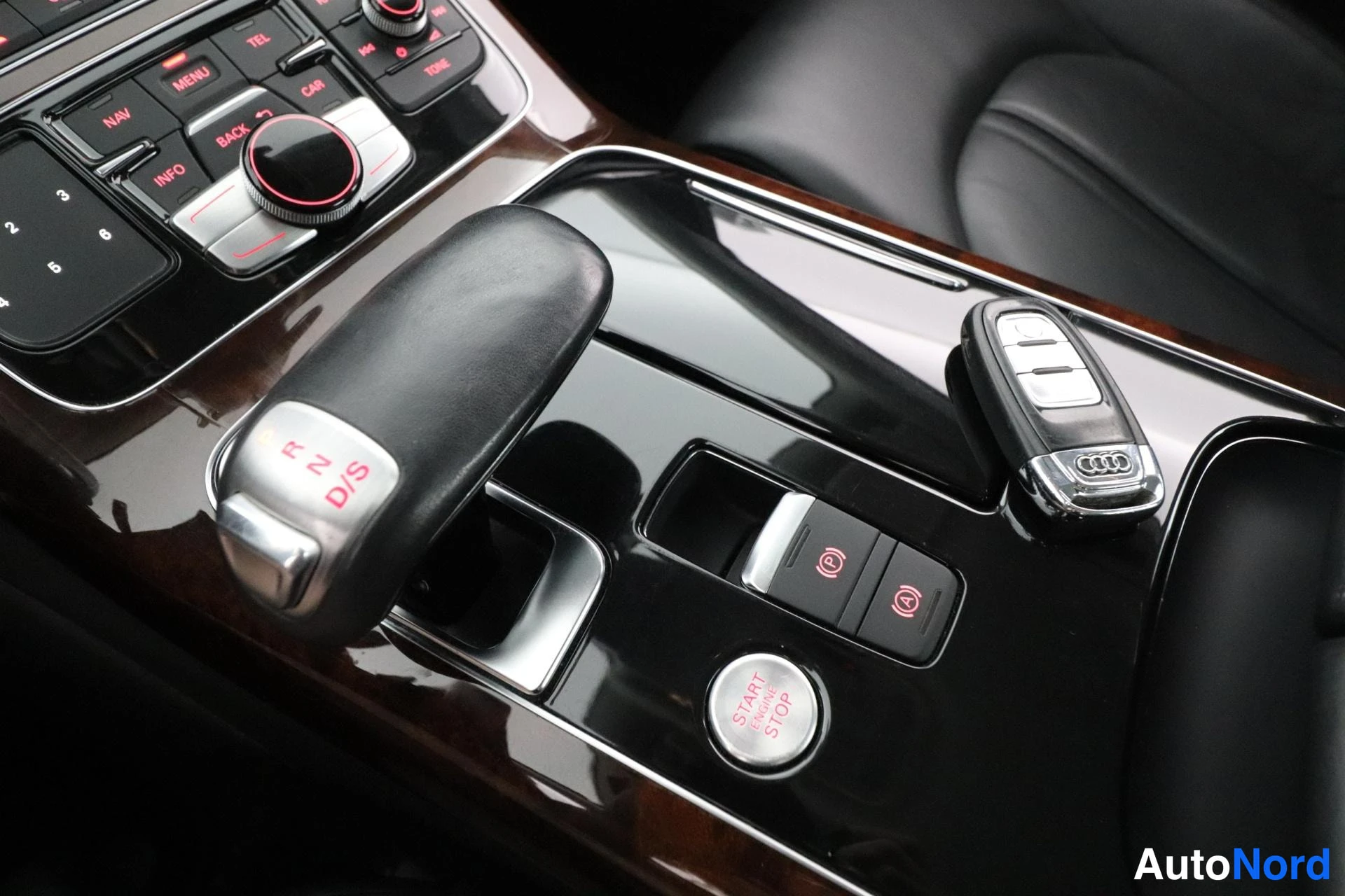 Valkoinen Audi A8 2012, yksityiskohta, kuva 24