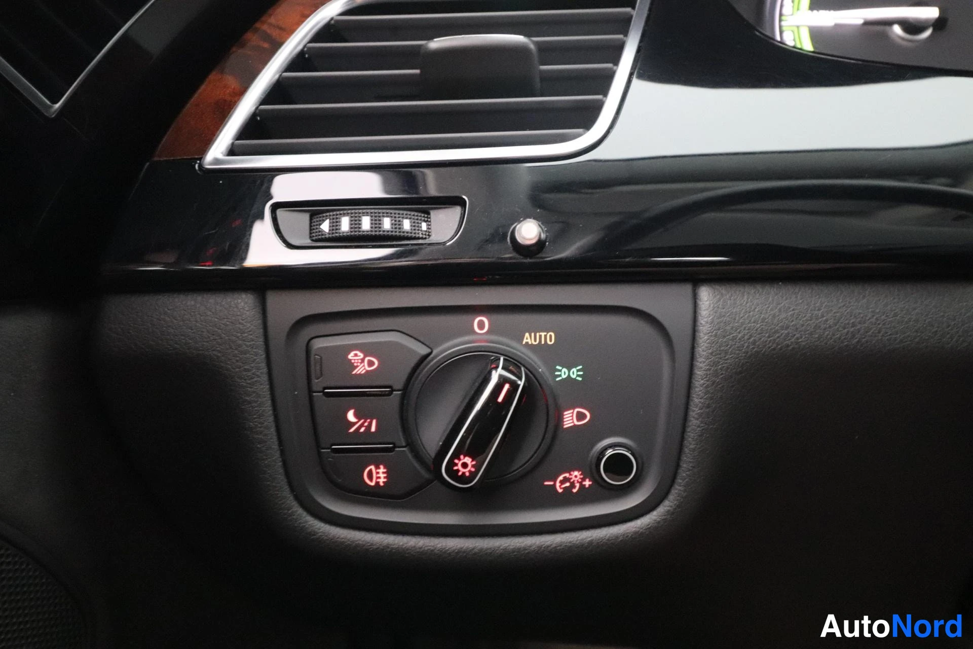 Valkoinen Audi A8 2012, yksityiskohta, kuva 25